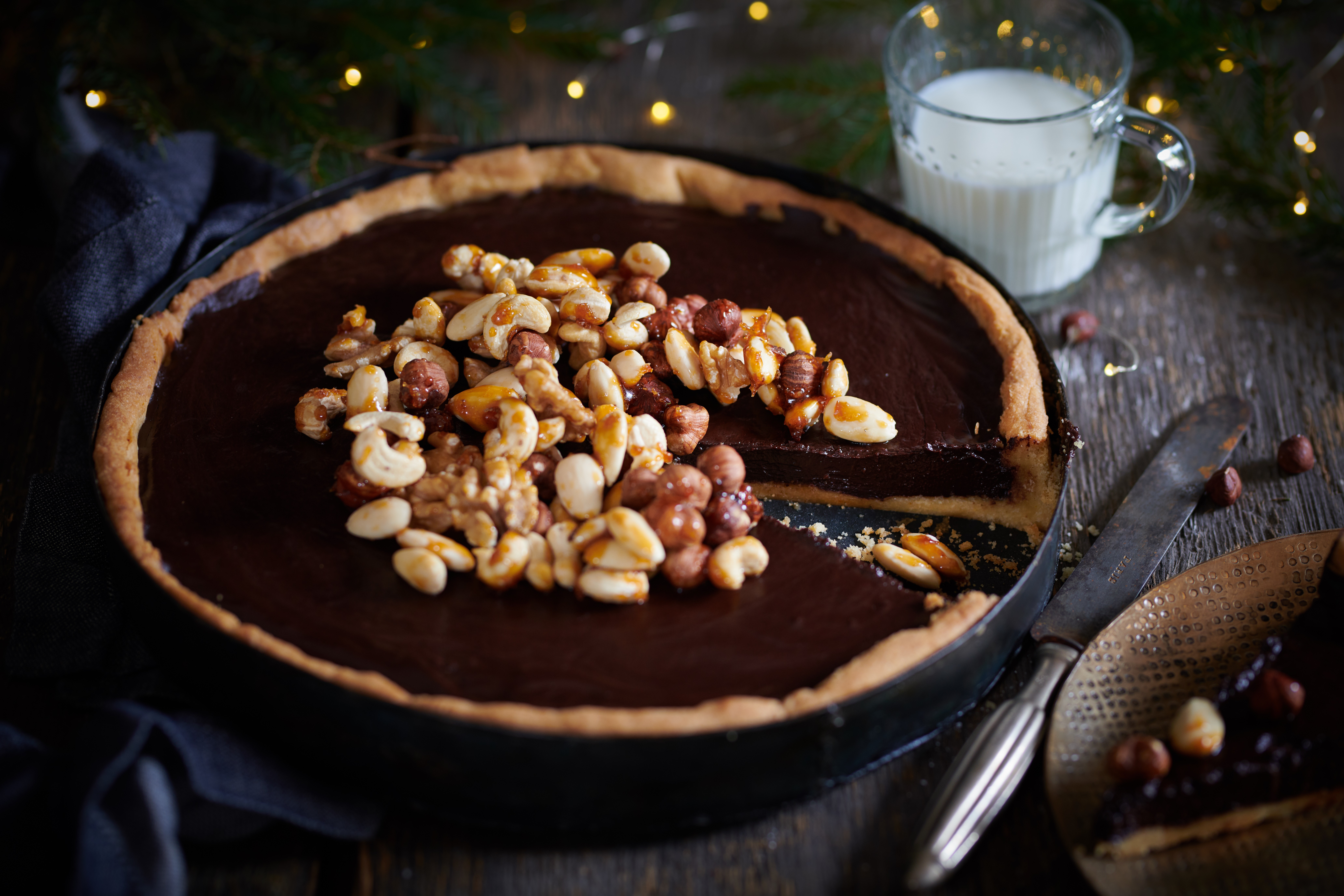 Bild zu Schokotarte mit karamellisierten Nüssen