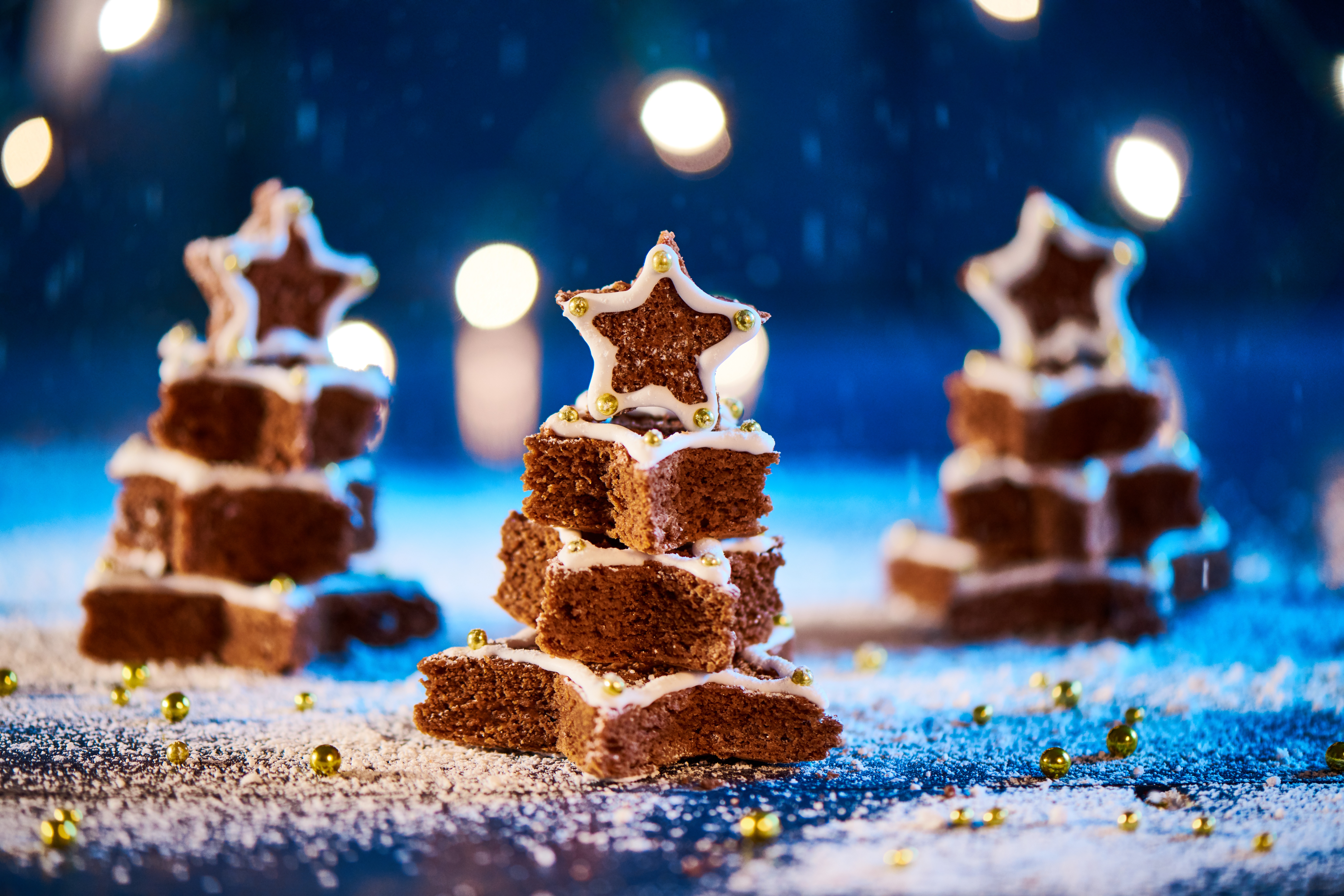 Bild zu Weihnachtsbaum aus Schokobrownies