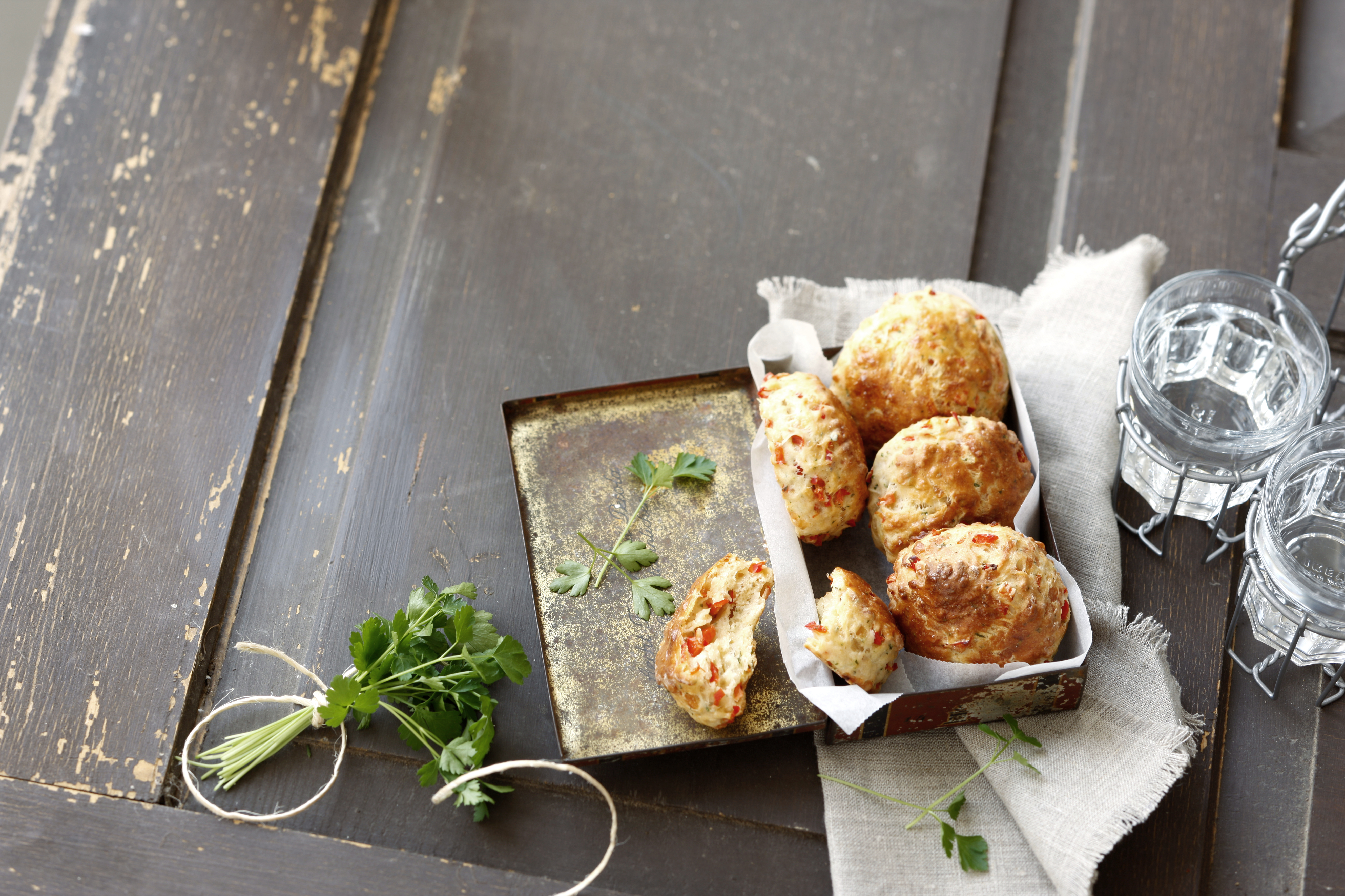 Bild zu Kräuter-Scones mit Paprikawürfeln