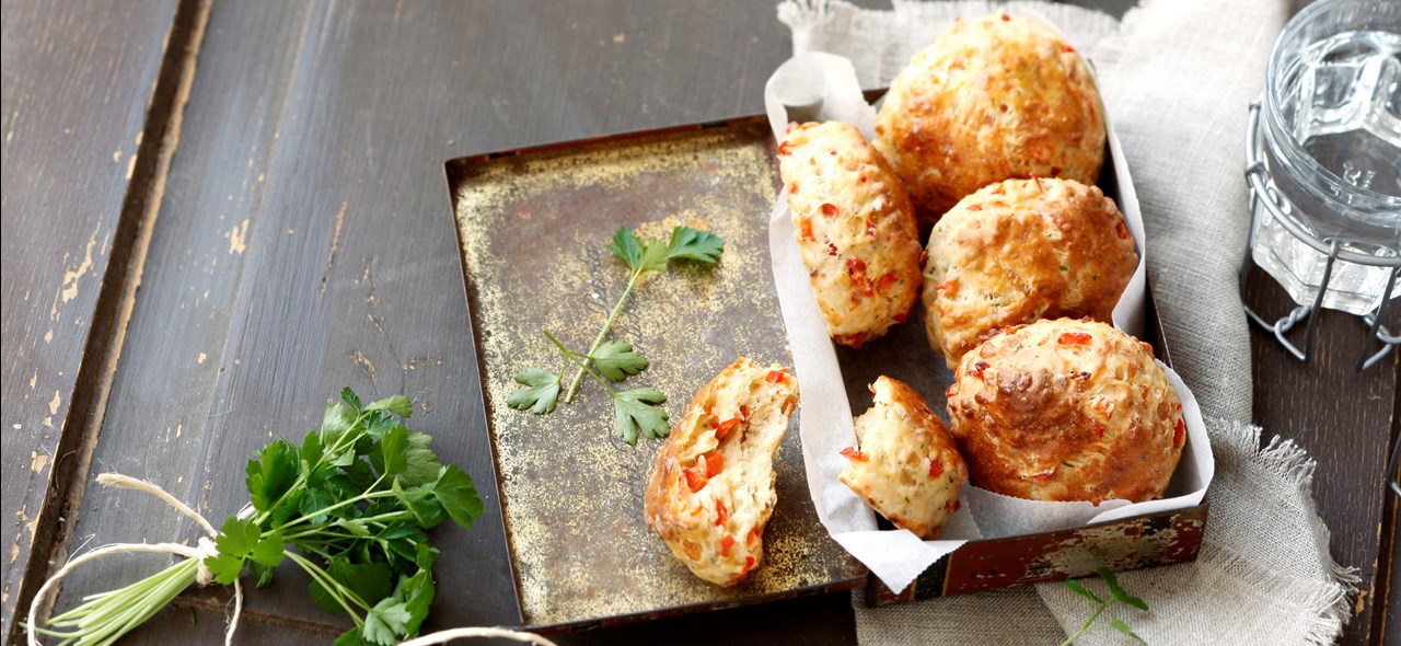 Bild zu Kräuter-Scones mit Paprikawürfeln