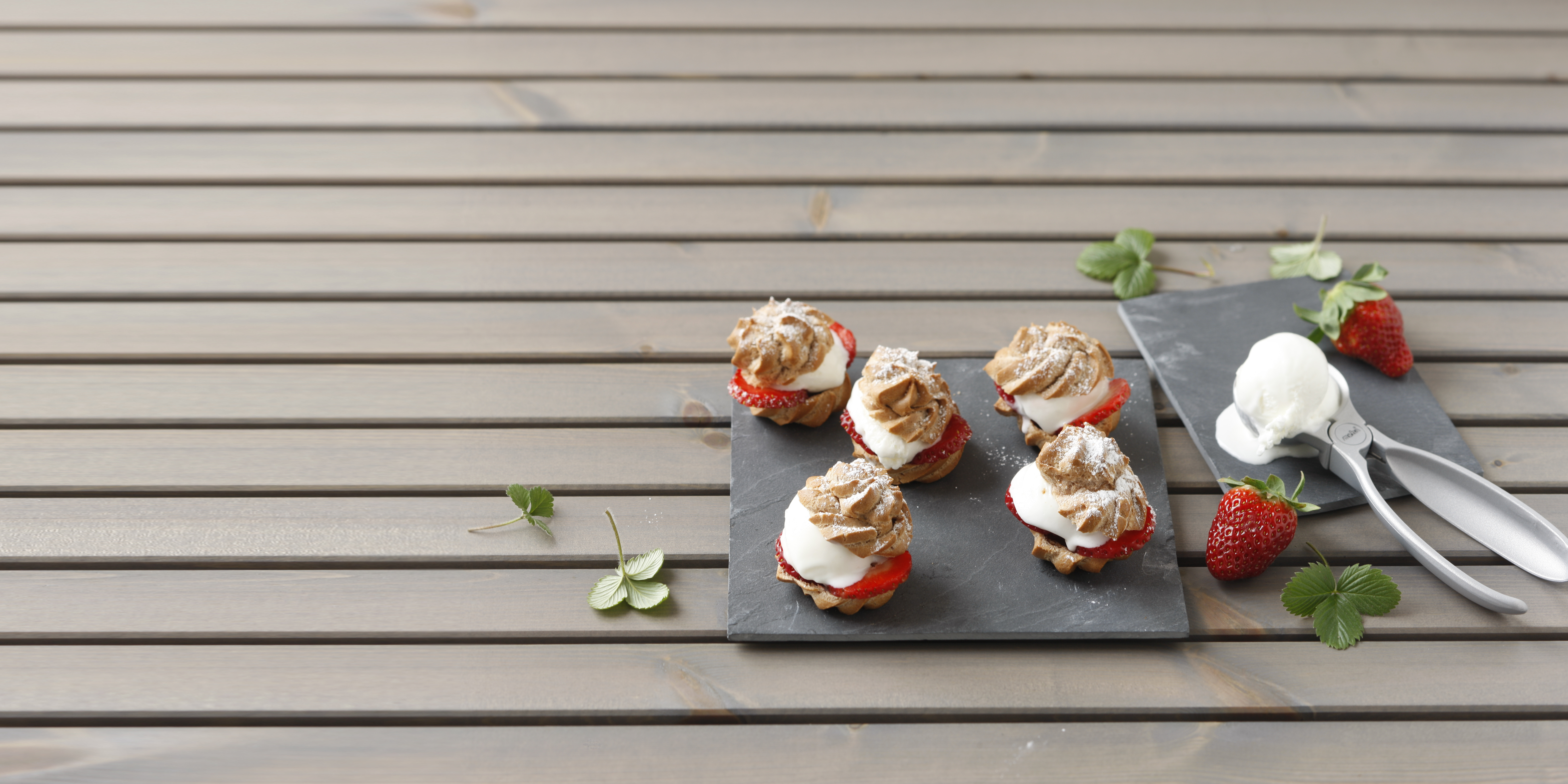 Bild zu Brandteigkrapferl mit Zitroneneis und Erdbeeren