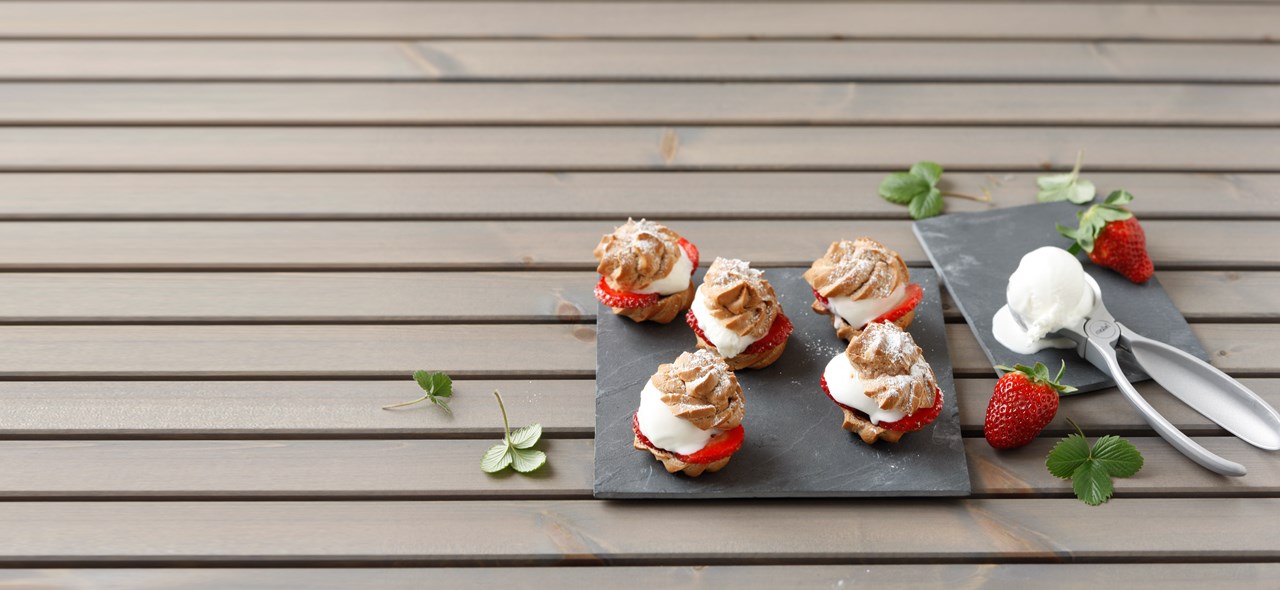 Bild zu Brandteigkrapferl mit Zitroneneis und Erdbeeren