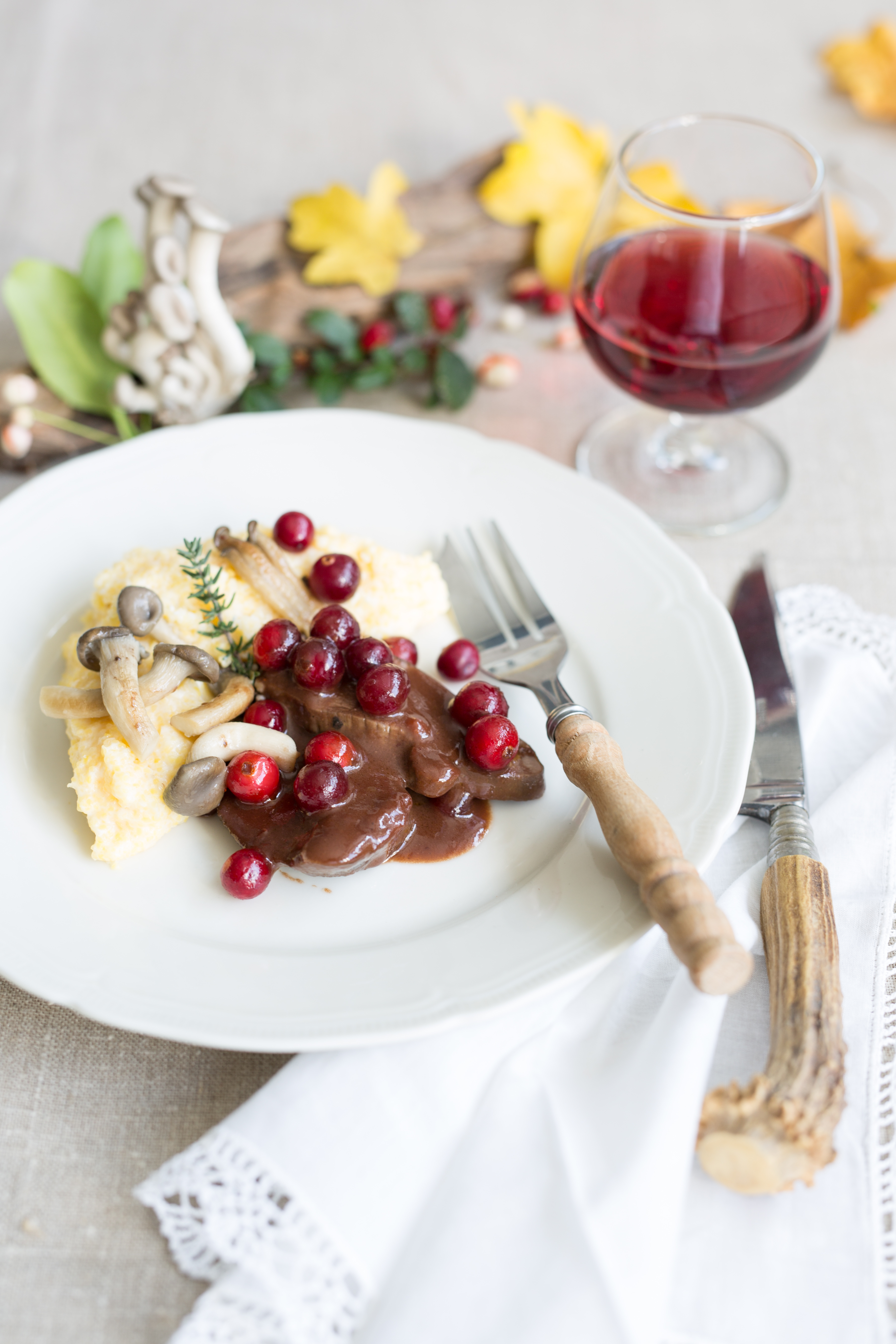 Bild zu Reh mit Cremepolenta und Seiden-Austernpilzen