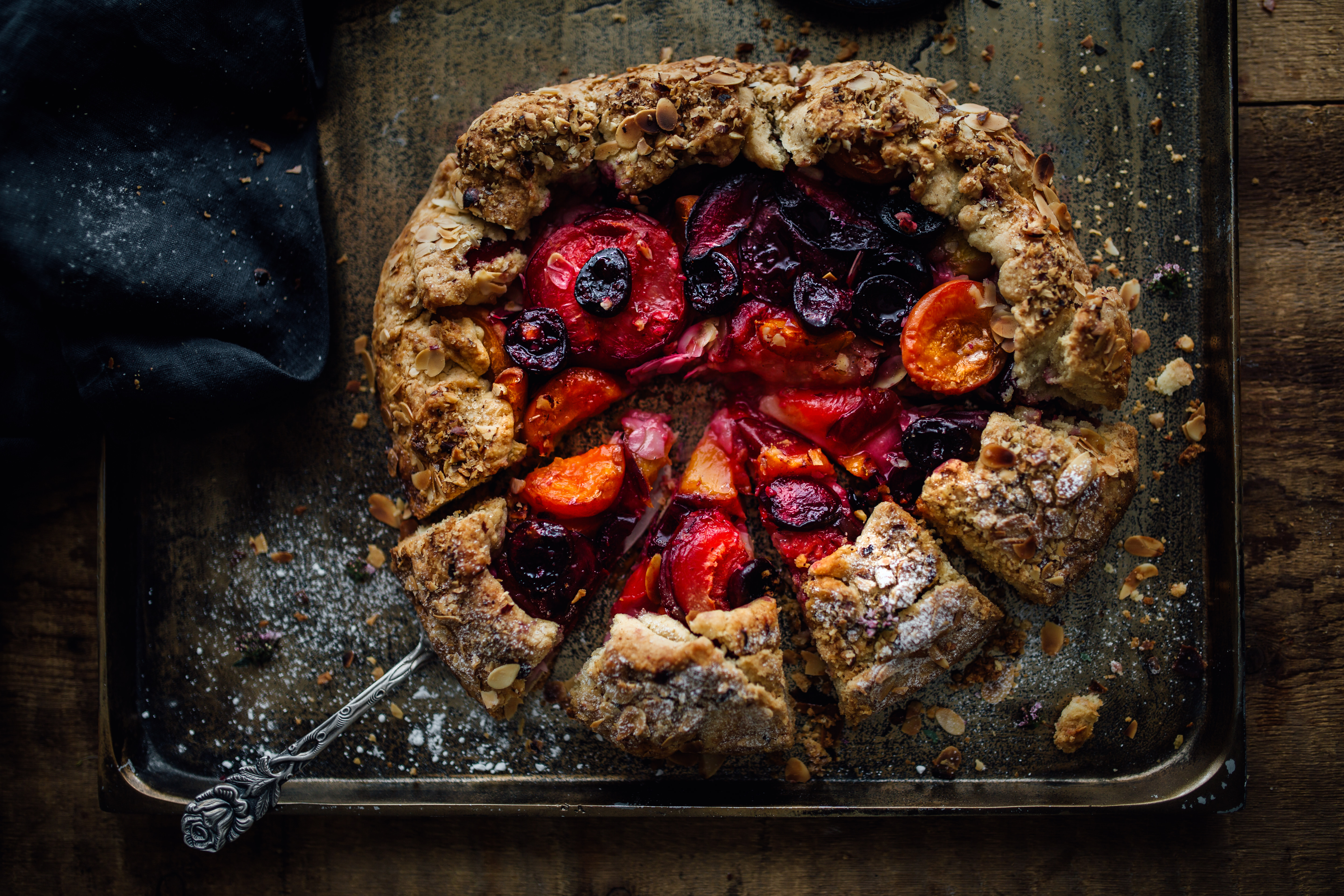 Bild zu Süße Dinkel Galette mit Kirschen, Marillen & Zwetschken