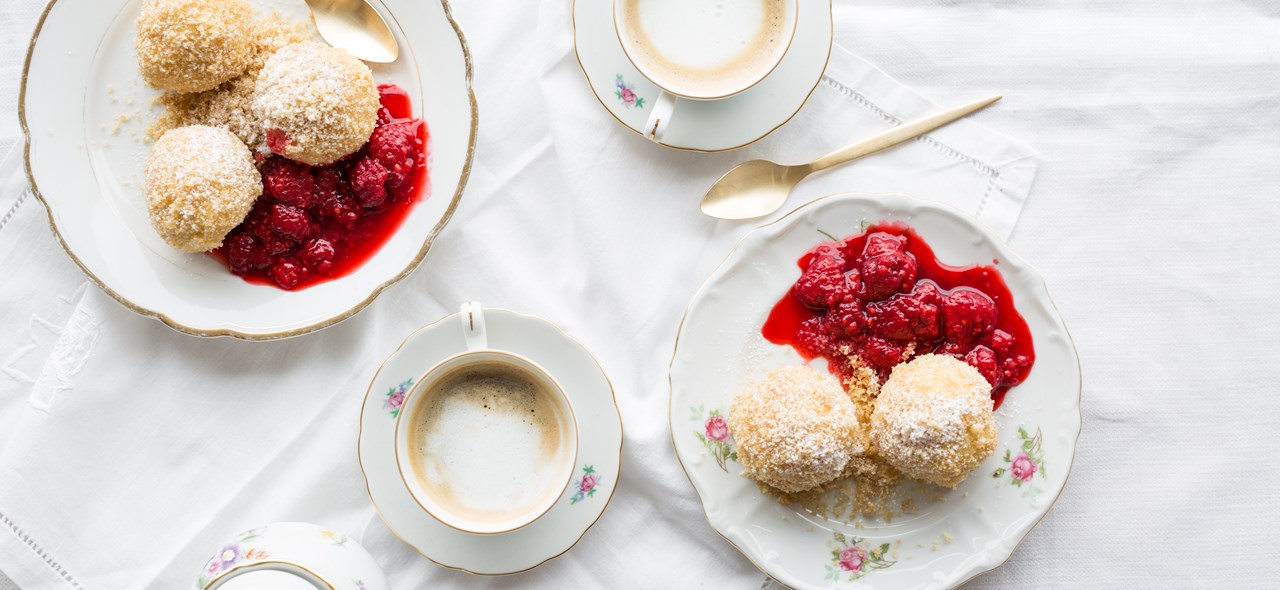 Bild zu Topfenknödel mit Himbeersauce