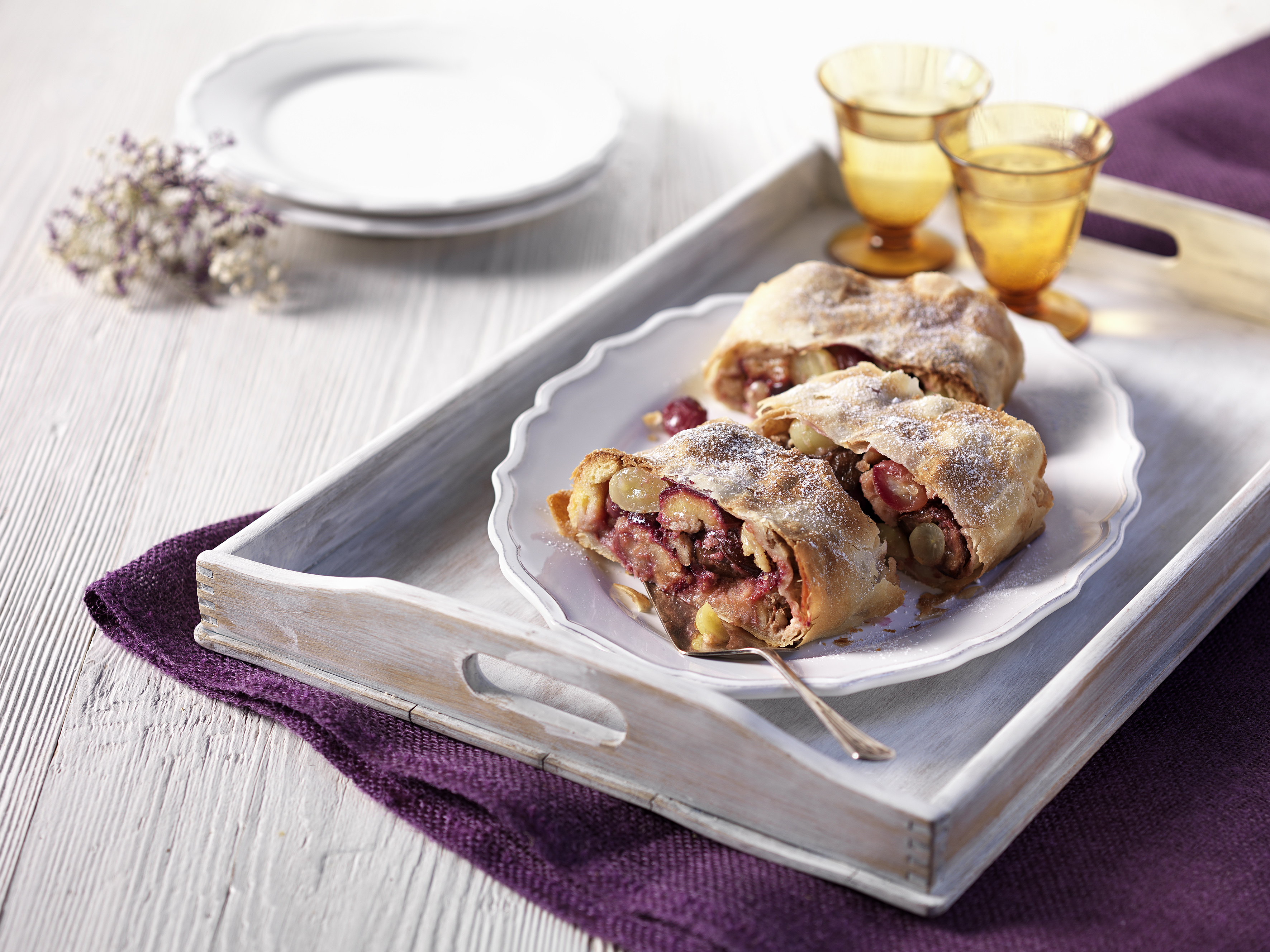 Bild zu Herbststrudel gefüllt mit Biskuit, Zwetschken und Weintrauben