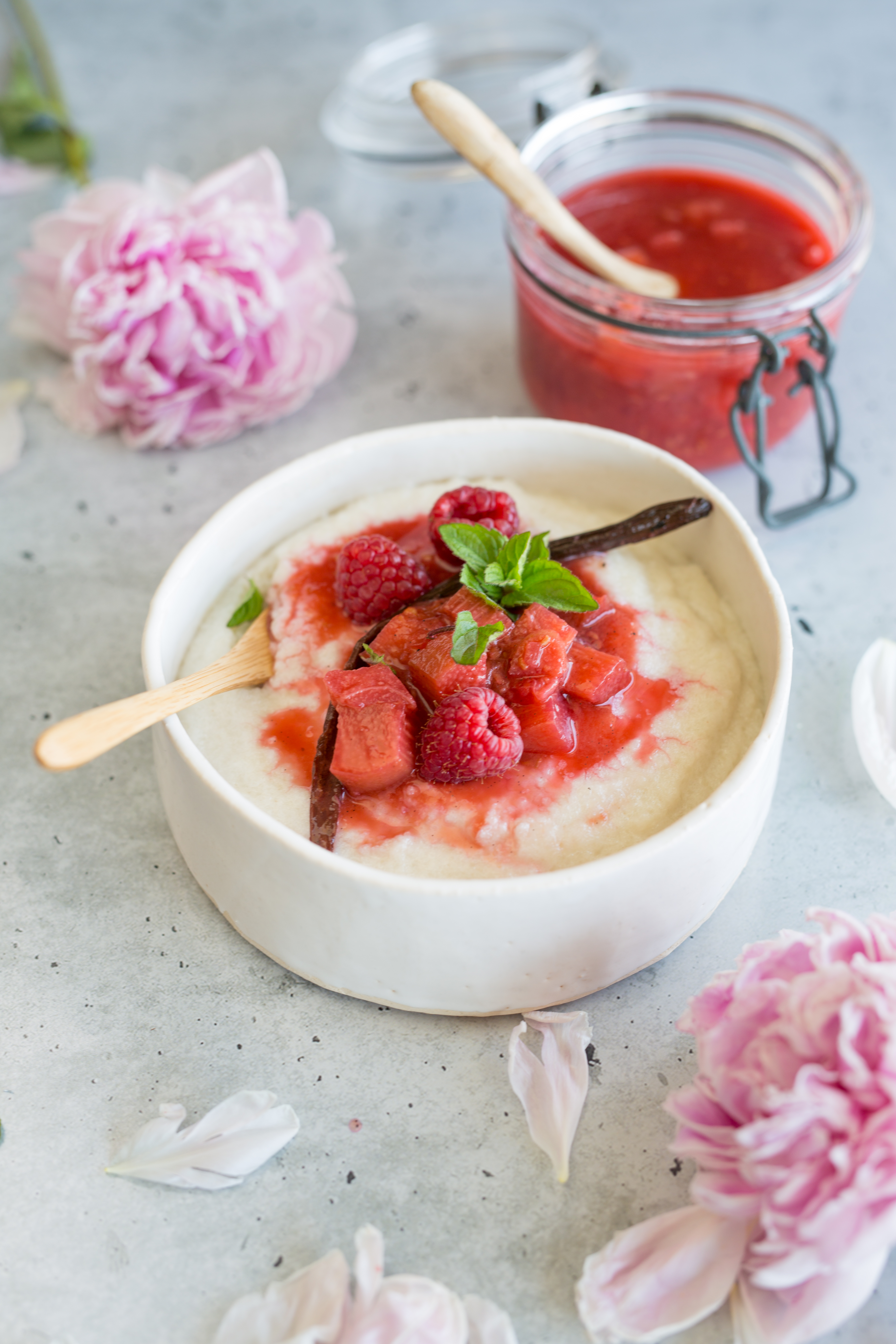kokos-grie-bowl-mit-rhabarber-himbeeren-kompott-rezept-fini-s-feinstes