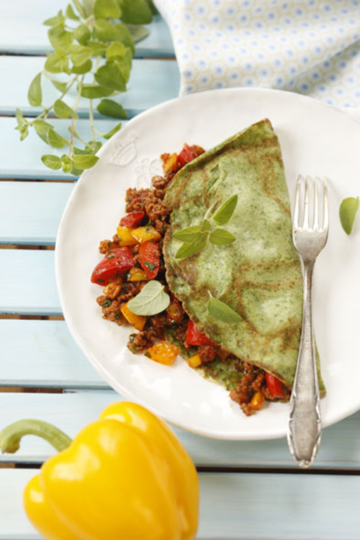 Bild zu Spinatpalatschinken mit Paprika-Fleischfüllung