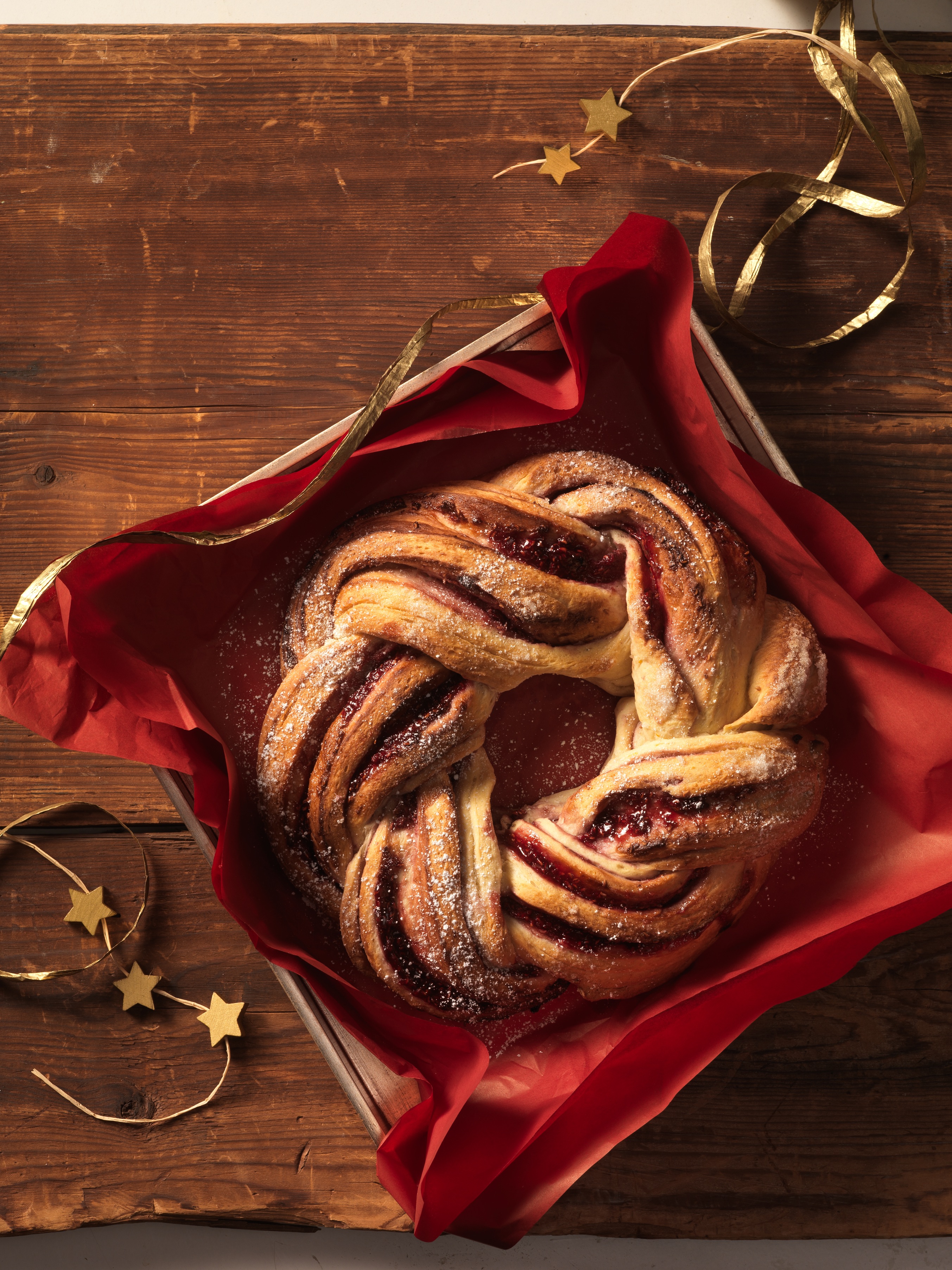 Bild zu Germteigkranz mit Himbeerfüllung