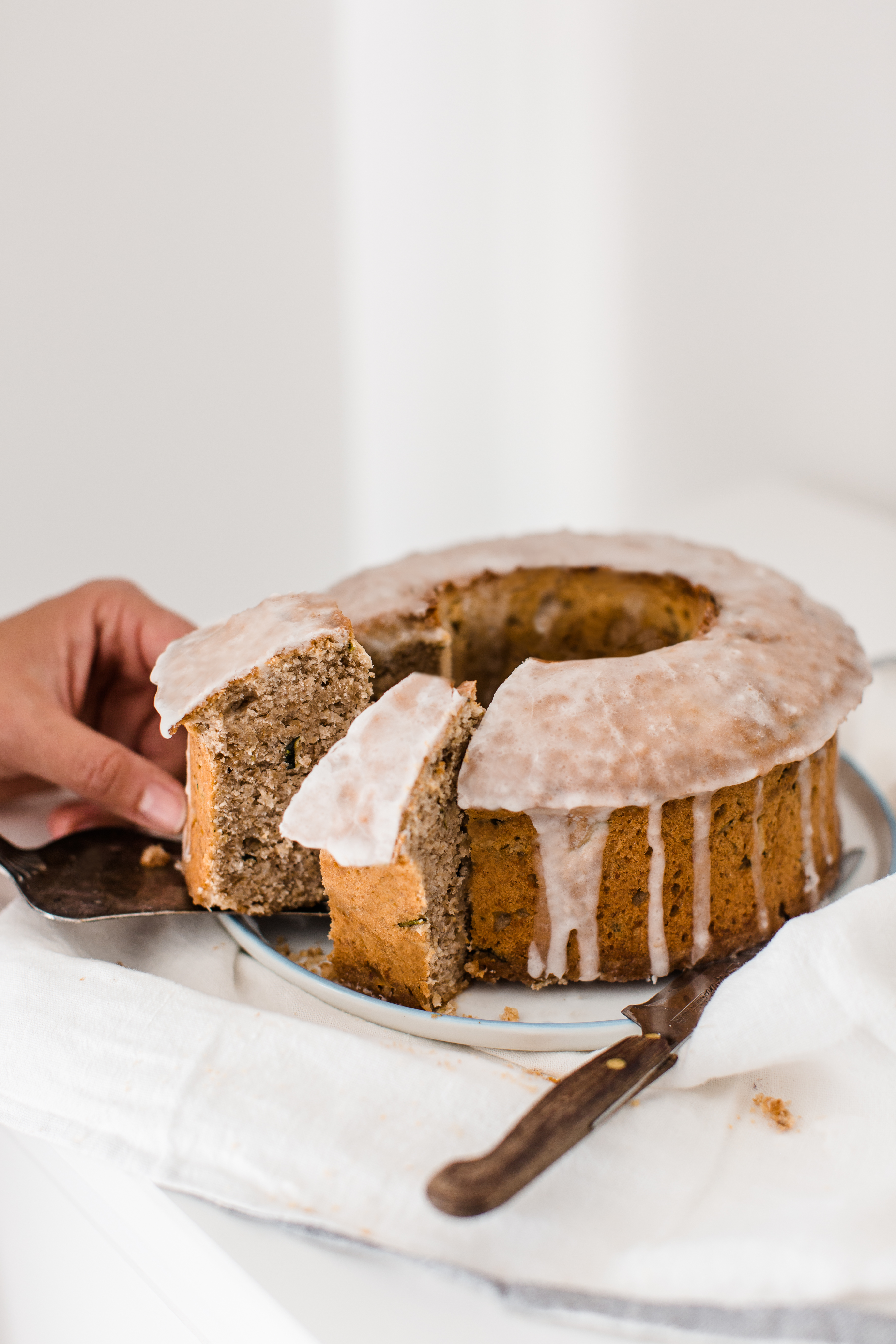 Bild zu Zucchini Gugelhupf mit fruchtiger Zitronenglasur