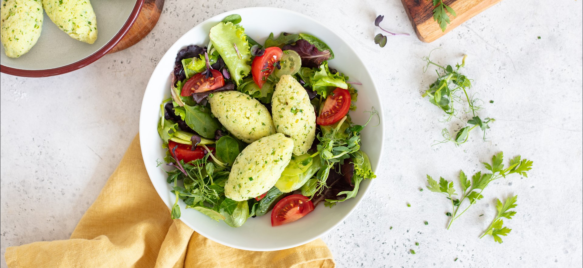 Bild zu Kräutergrießnockerl auf Salat