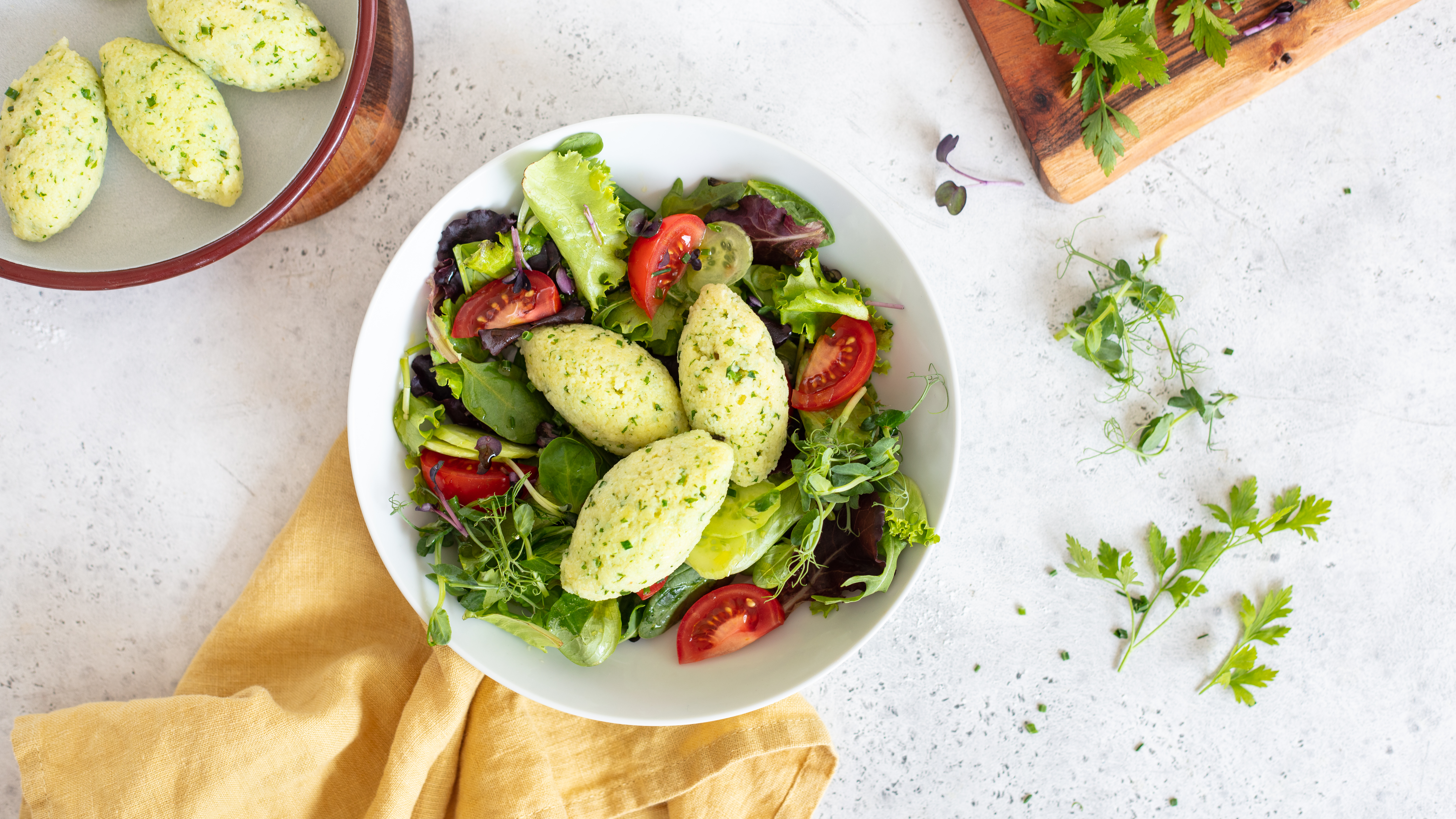 Bild zu Kräutergrießnockerl auf Salat