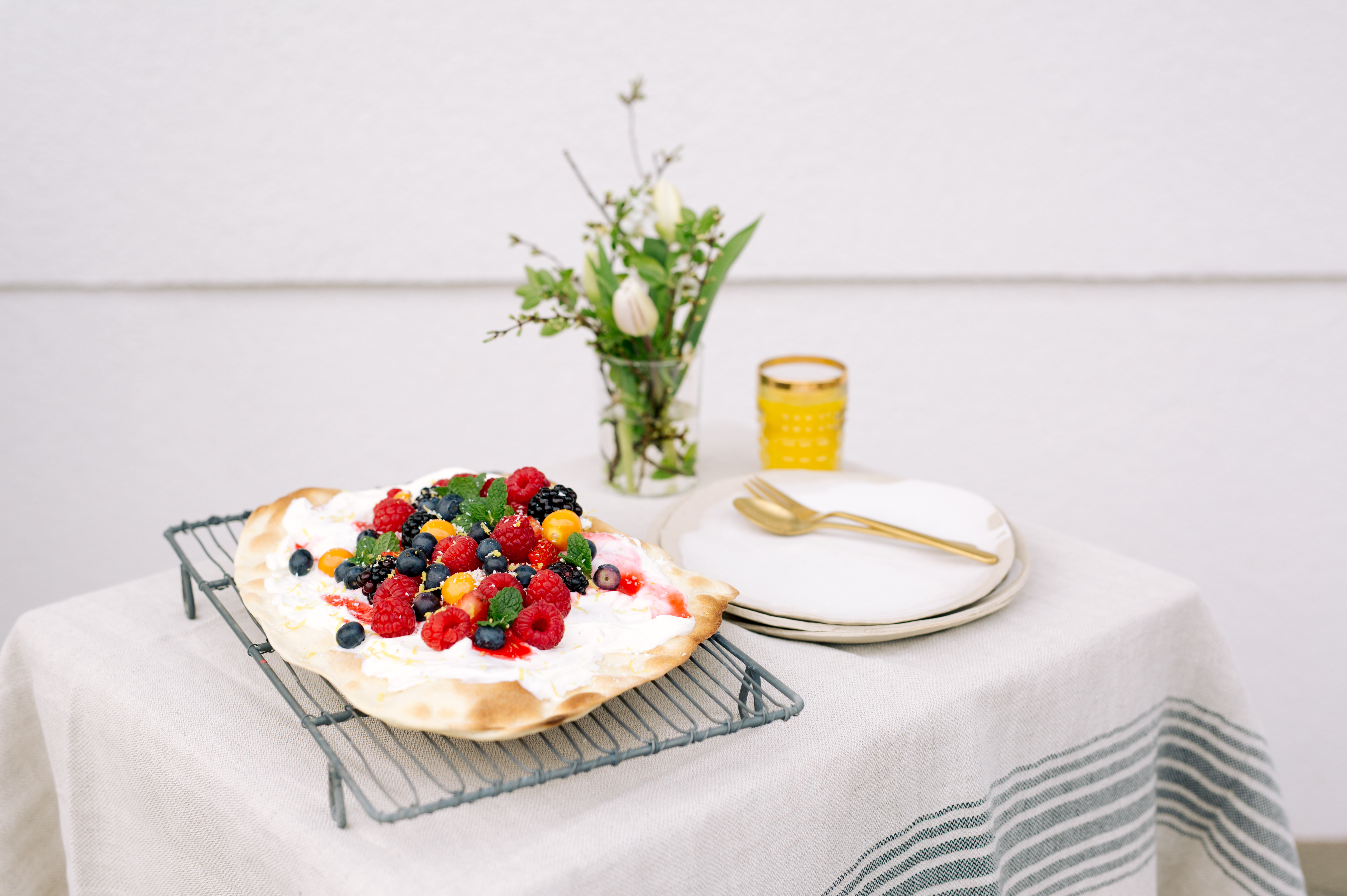 Bild zu Süßer Flammkuchen mit Beeren-Joghurt-Topping