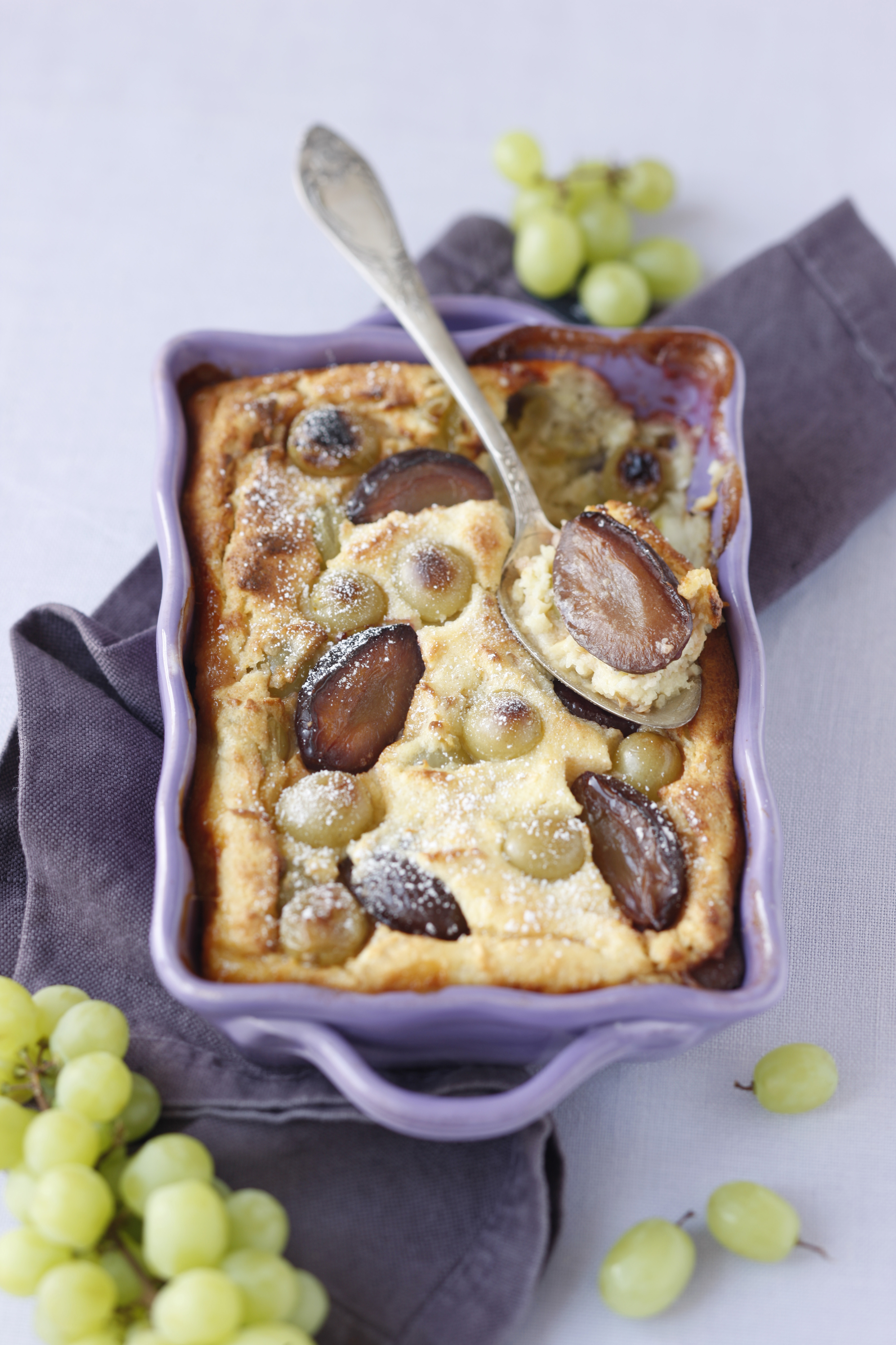 Bild zu Herbstlicher Grießauflauf mit Weintrauben und Zwetschken