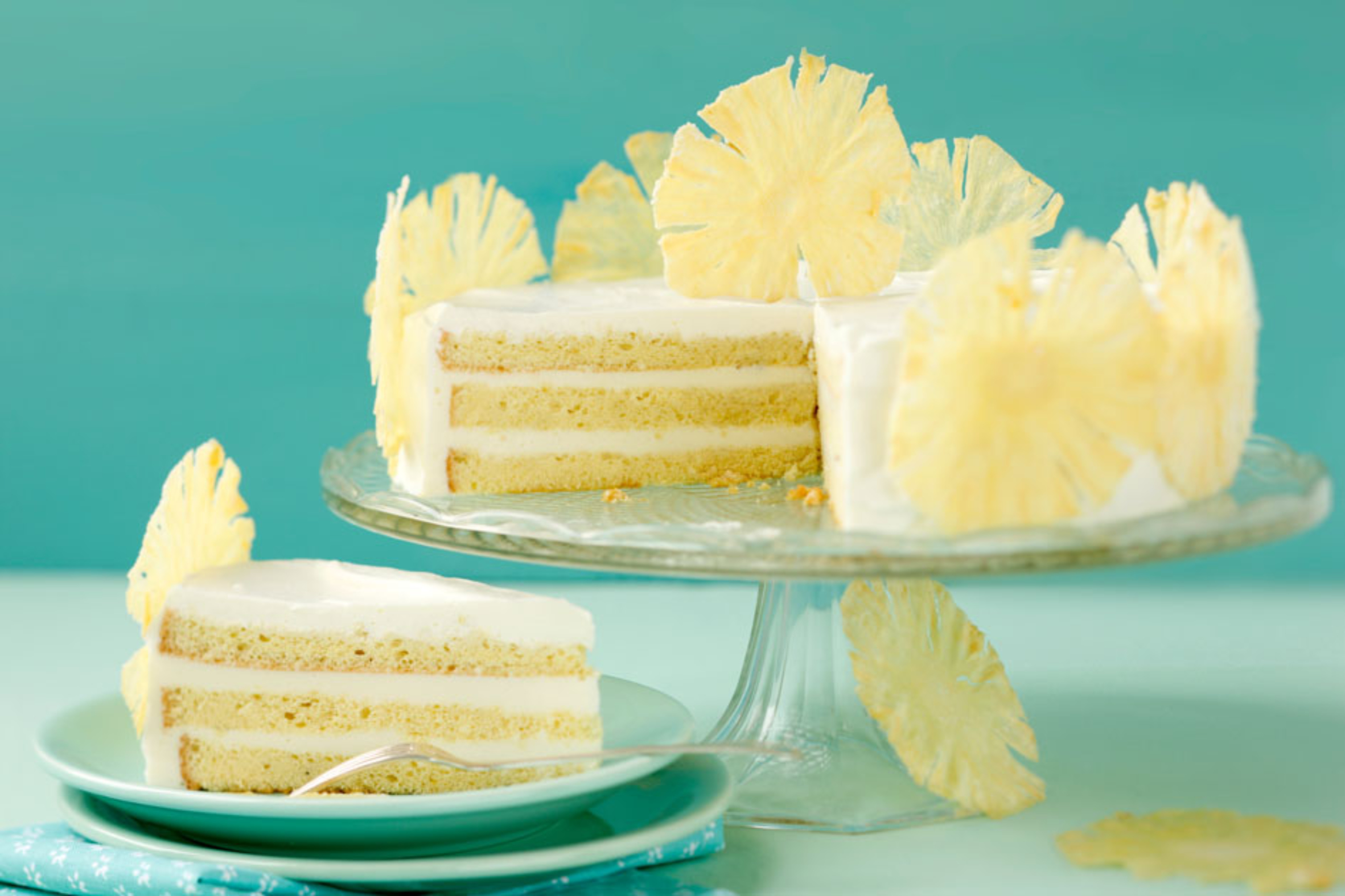 Bild zu Kokostorte mit Ananasblumen