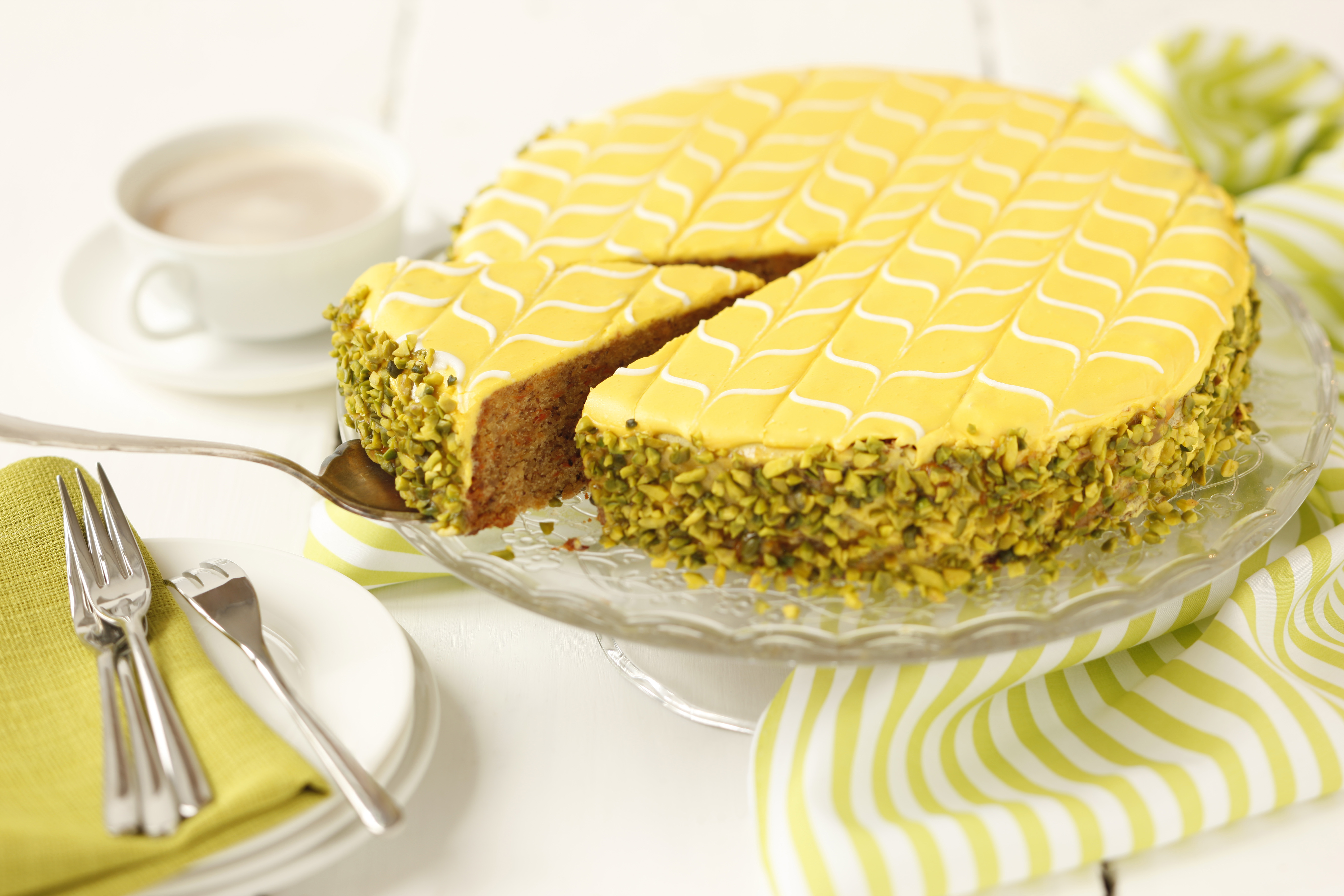 Bild zu Karottentorte mit Zuckerglasur und Pistazien