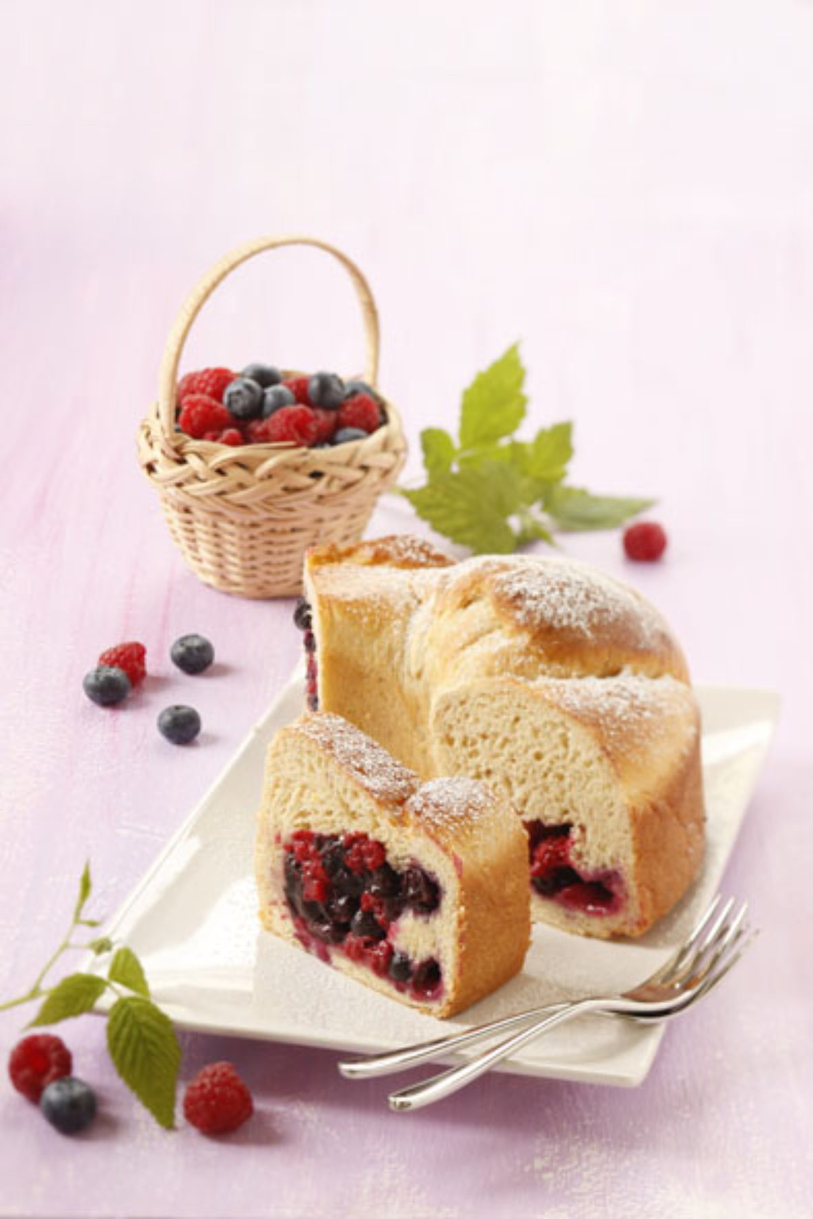 Bild zu Germteigkranz mit Beerenfüllung