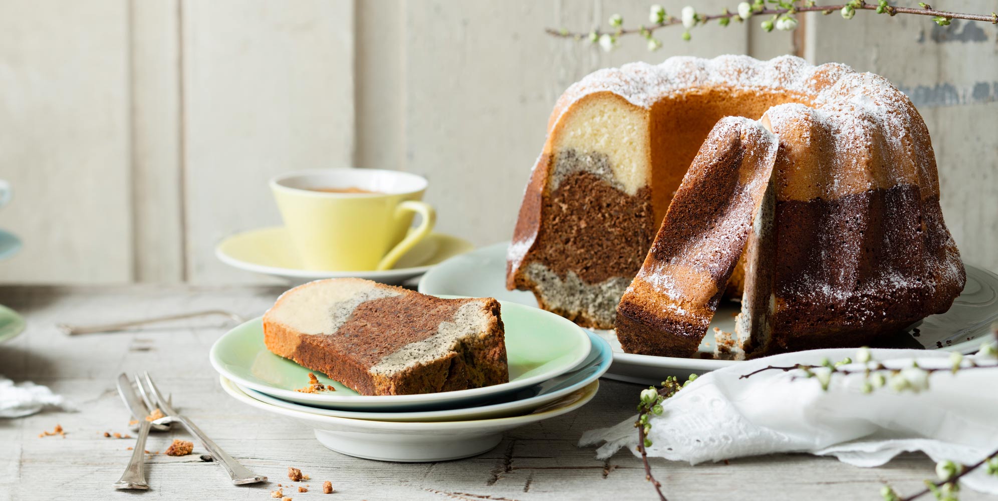 Bild zu Dreifärbiger Gugelhupf mit Topfen-Mohn und Nuss-Nougat