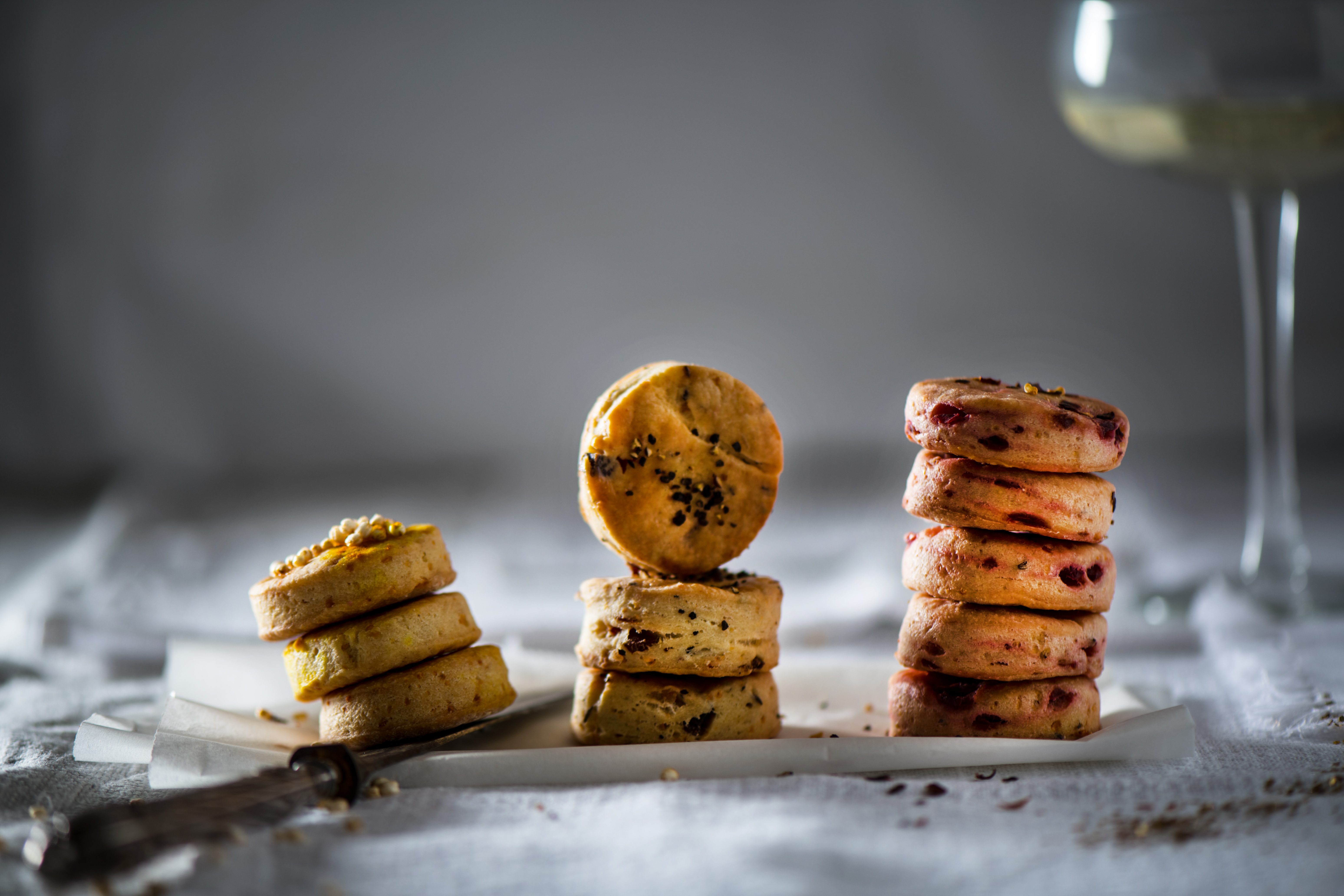 Bild zu Cracker mit Parmesan, Rote Rübe & Speck