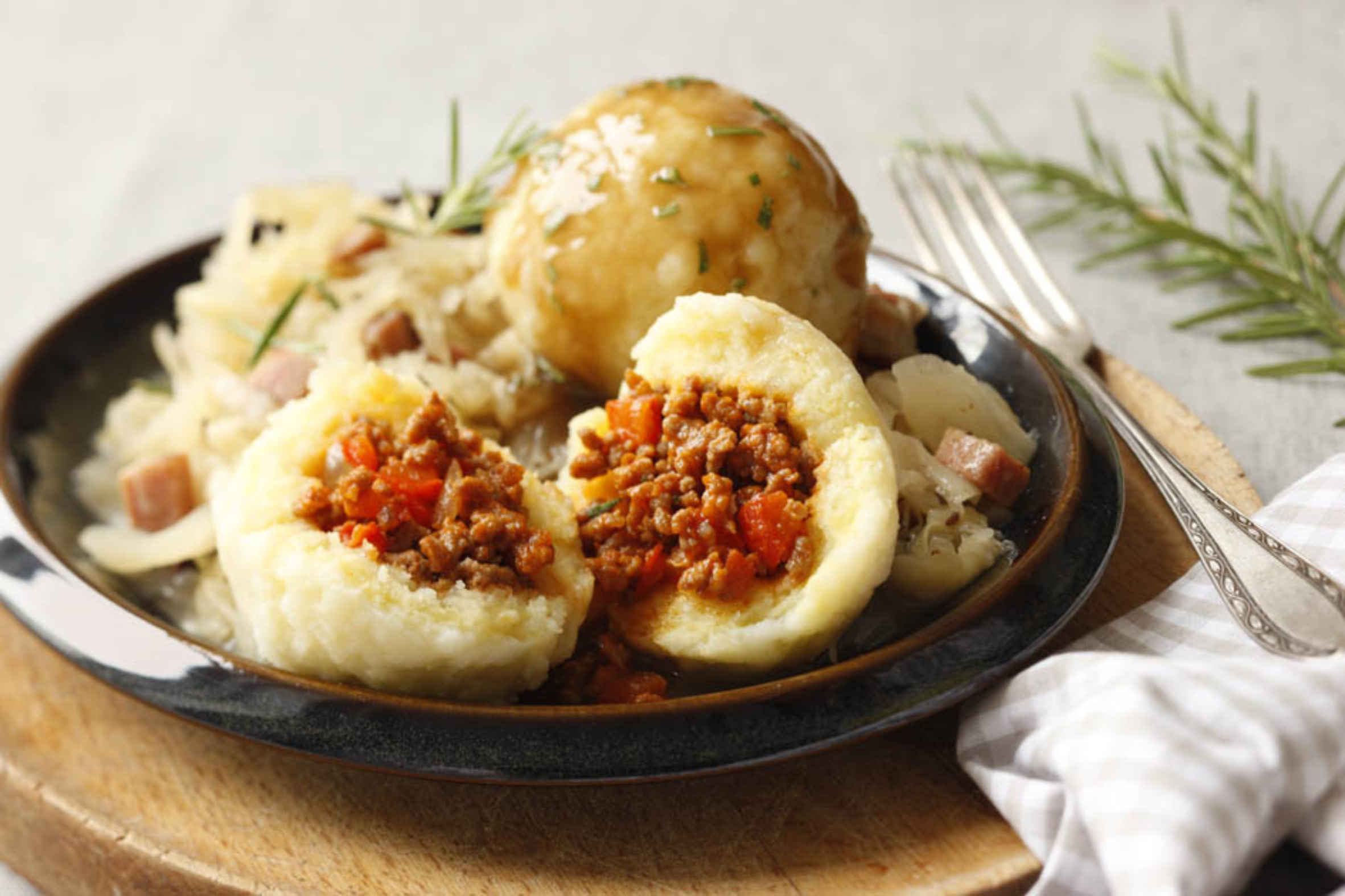 Bild zu Knödel mit Paprikafaschiertem und Bierkraut