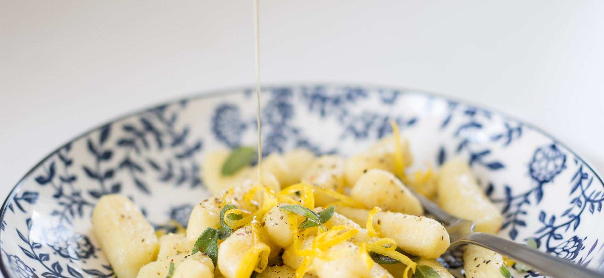Bild zu Kartoffelgnocchi mit frischem Salbei und Zitronenzesten