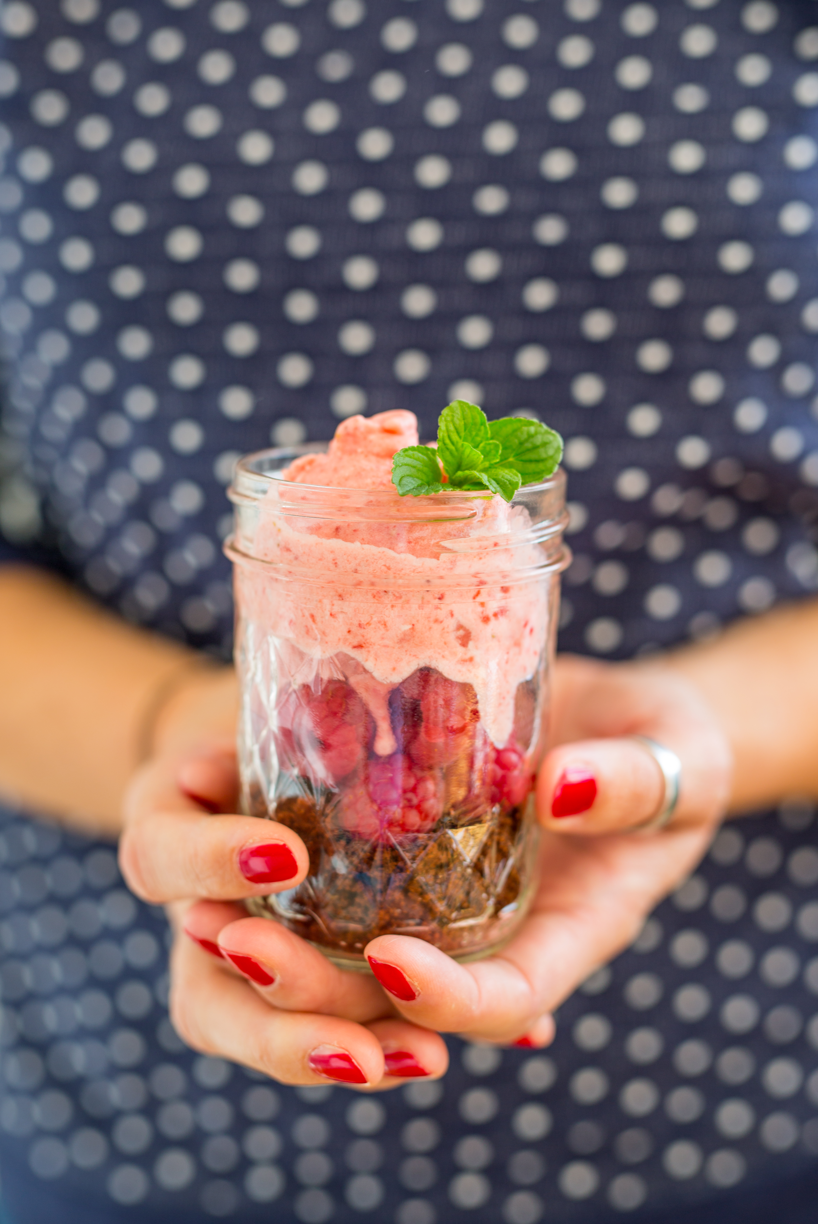 Erdbeereis mit frischen Beeren auf Schokoerde Rezept | Fini´s Feinstes