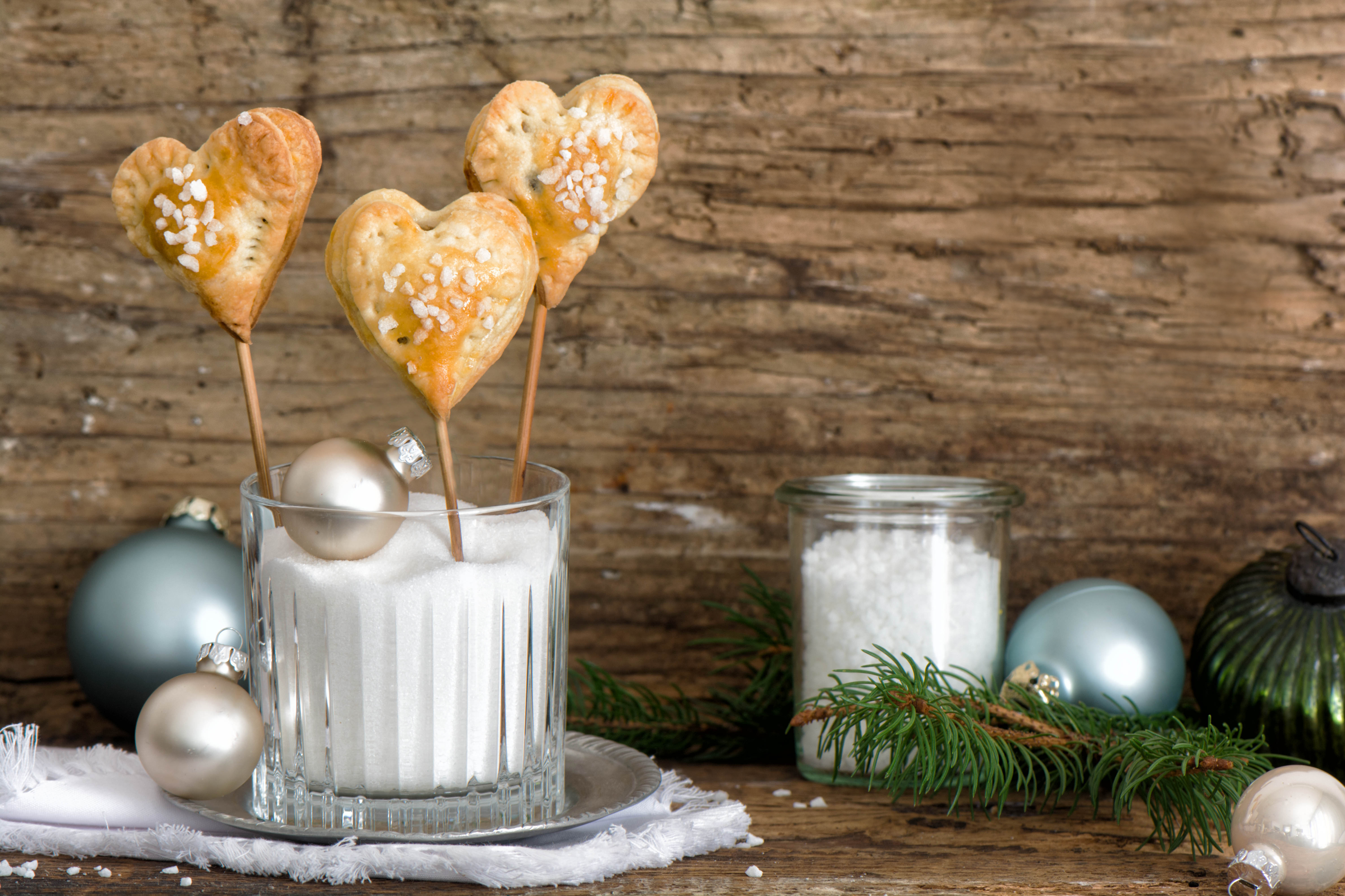 Herzen aus Topfenteig mit Pflaumen und Marzipan Rezept | Fini´s Feinstes