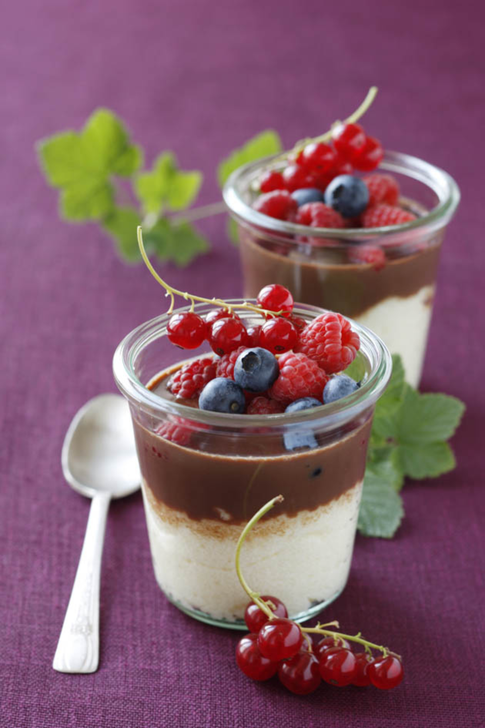 Bild zu Grießkoch mit Nougatsauce und Beeren