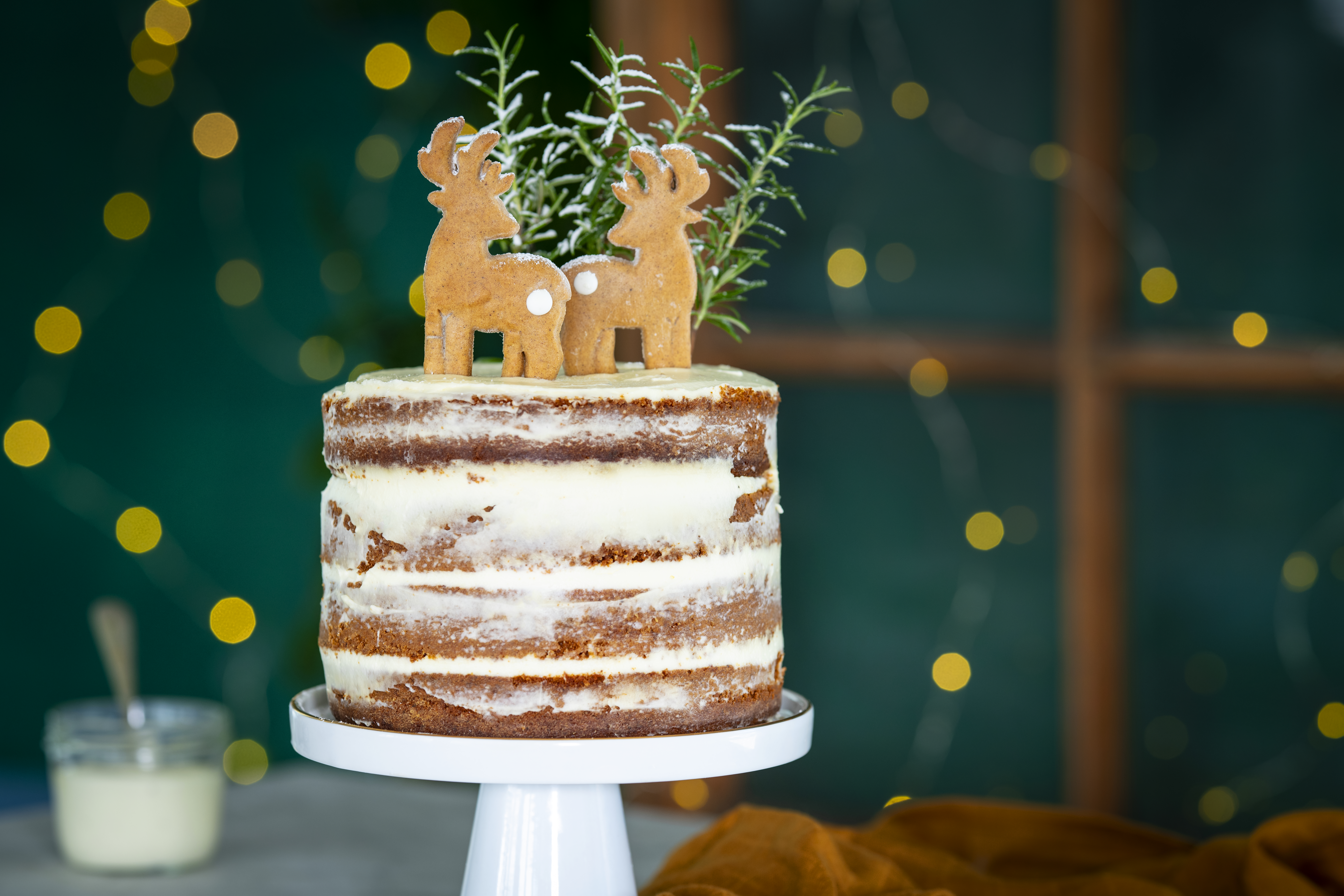 Bild zu Winterliche Torte mit Lebkuchenrehen