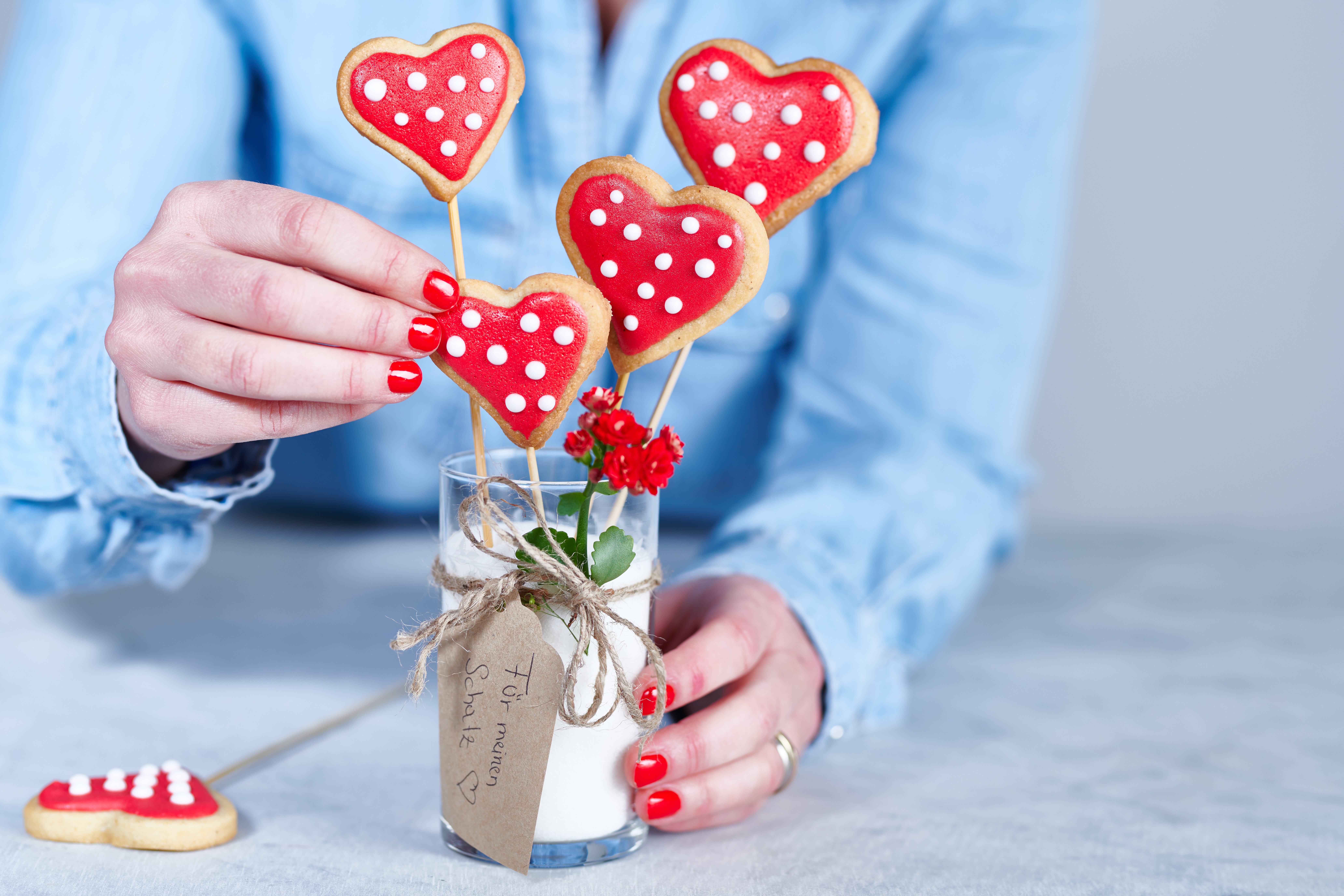 Bild zu Zuckersüße Mürbteig-Herzen am Stiel