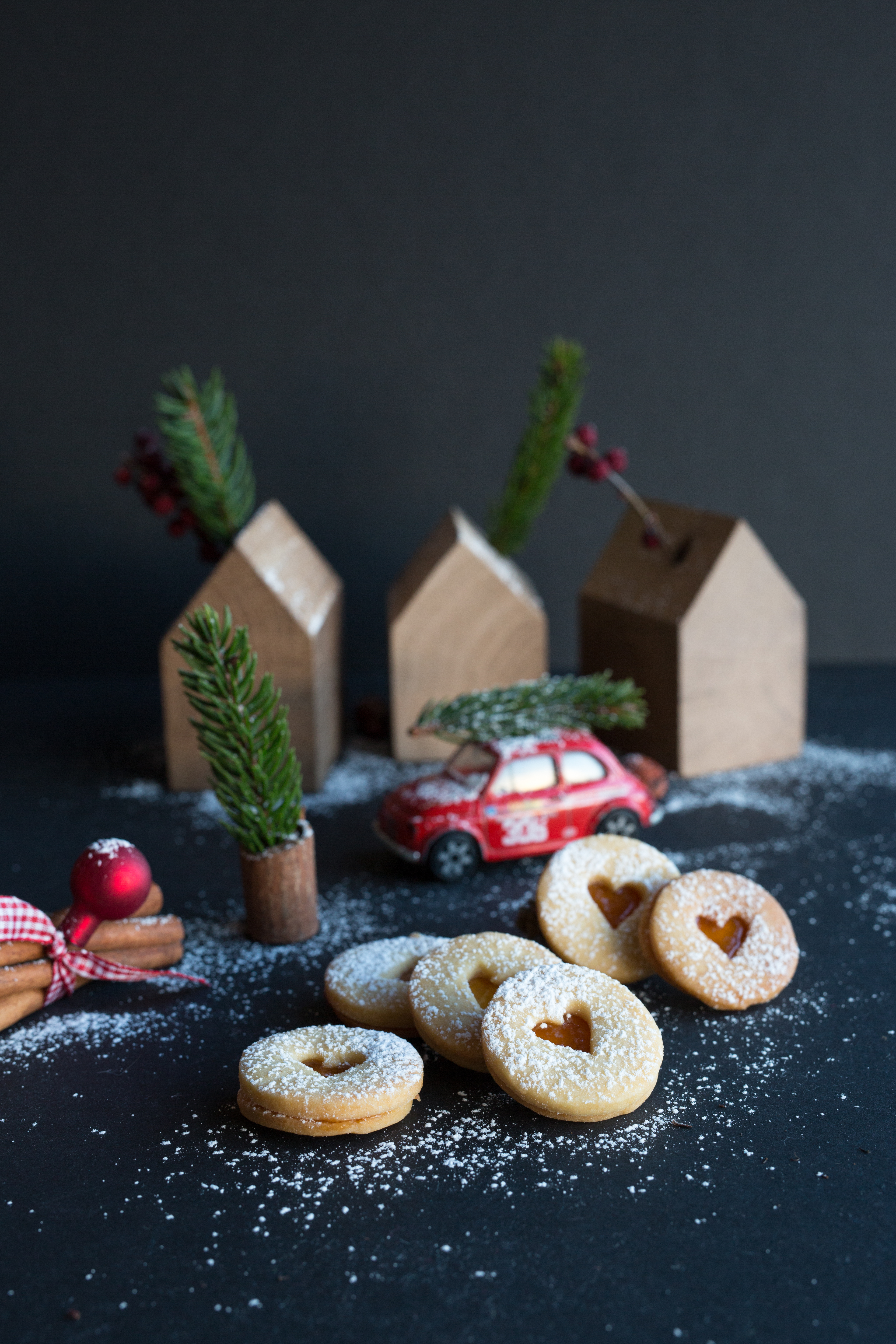 Bild zu Weihnachtsbäckerei - Linzer Augen