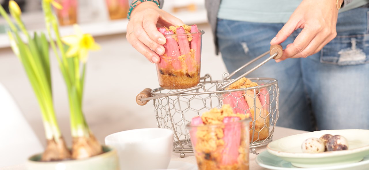 Bild zu Goji-Rhabarber-Kuchen im Glas