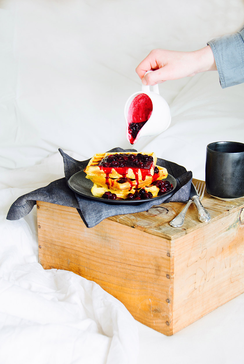 Bild zu Orangenwaffeln mit Heidelbeersauce