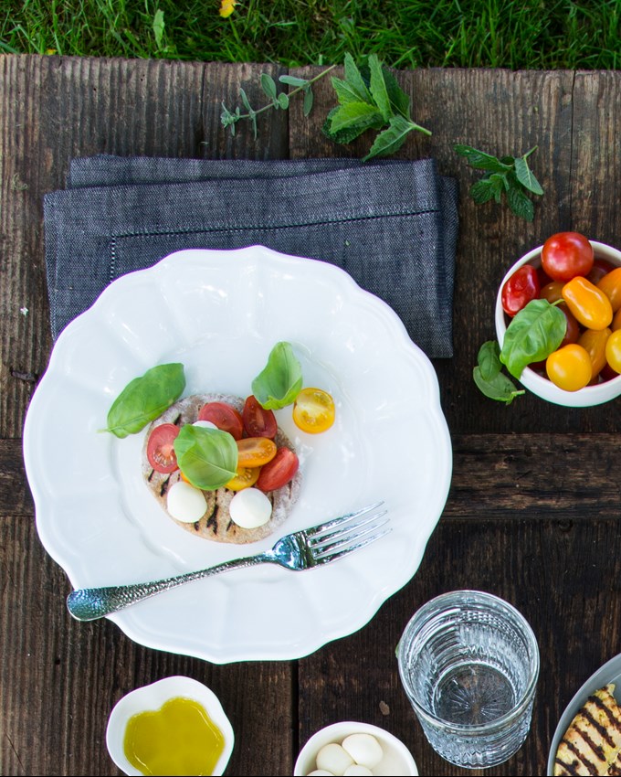Bild zu Gegrilltes Roggenbrot mit Tomate, Mozzarella & Basilikum