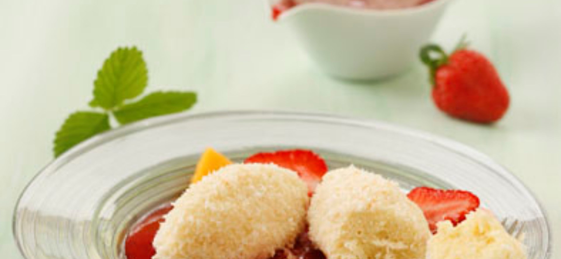 Bild zu Kokos-Grießnockerl mit Erdbeer-Mango-Salat