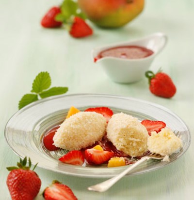 Bild zu Kokos-Grießnockerl mit Erdbeer-Mango-Salat