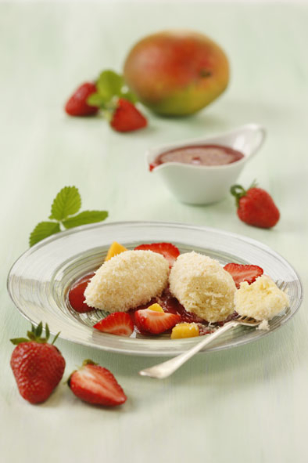 Bild zu Kokos-Grießnockerl mit Erdbeer-Mango-Salat