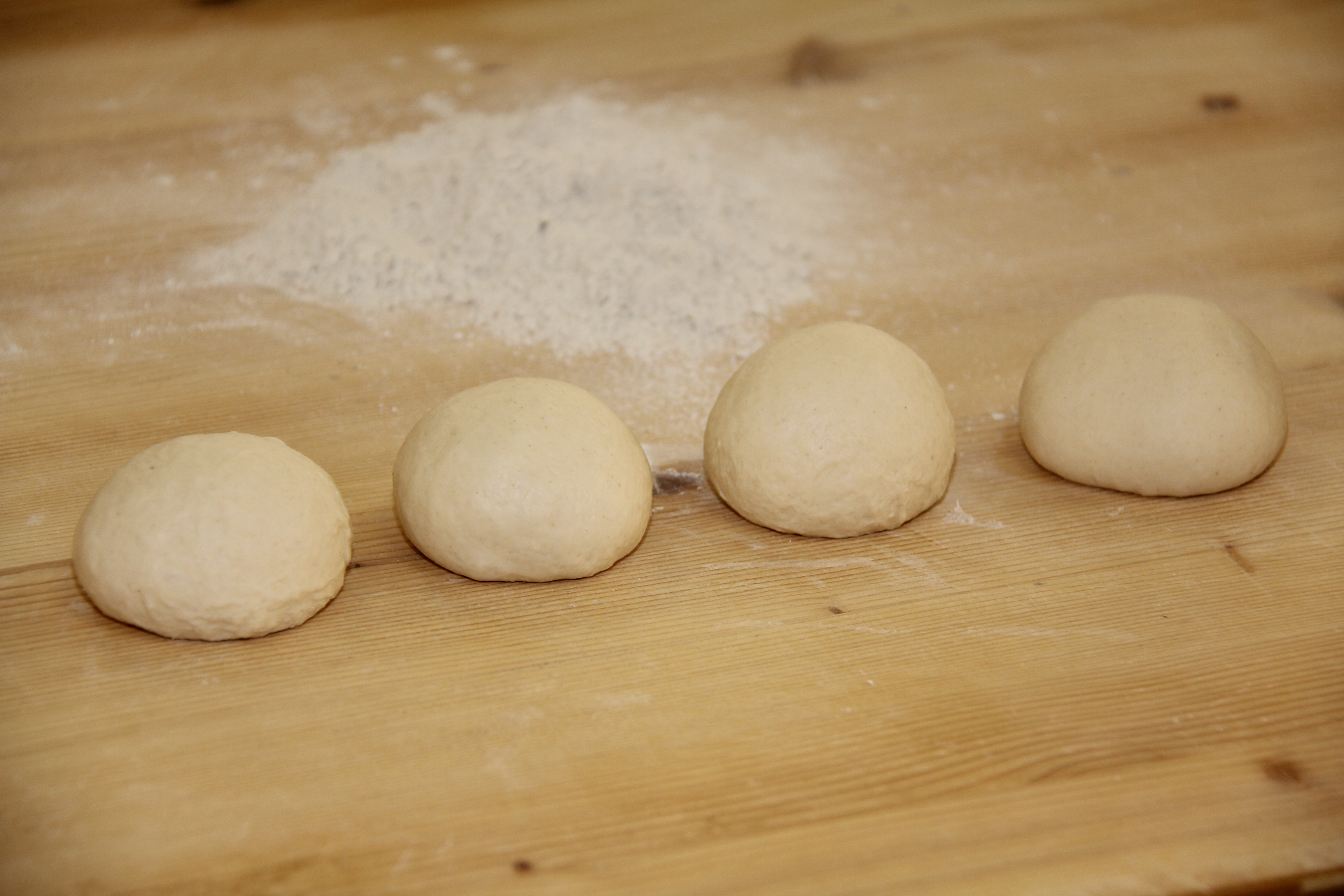 Gleichschwere Teigstücke zu Kugeln formen