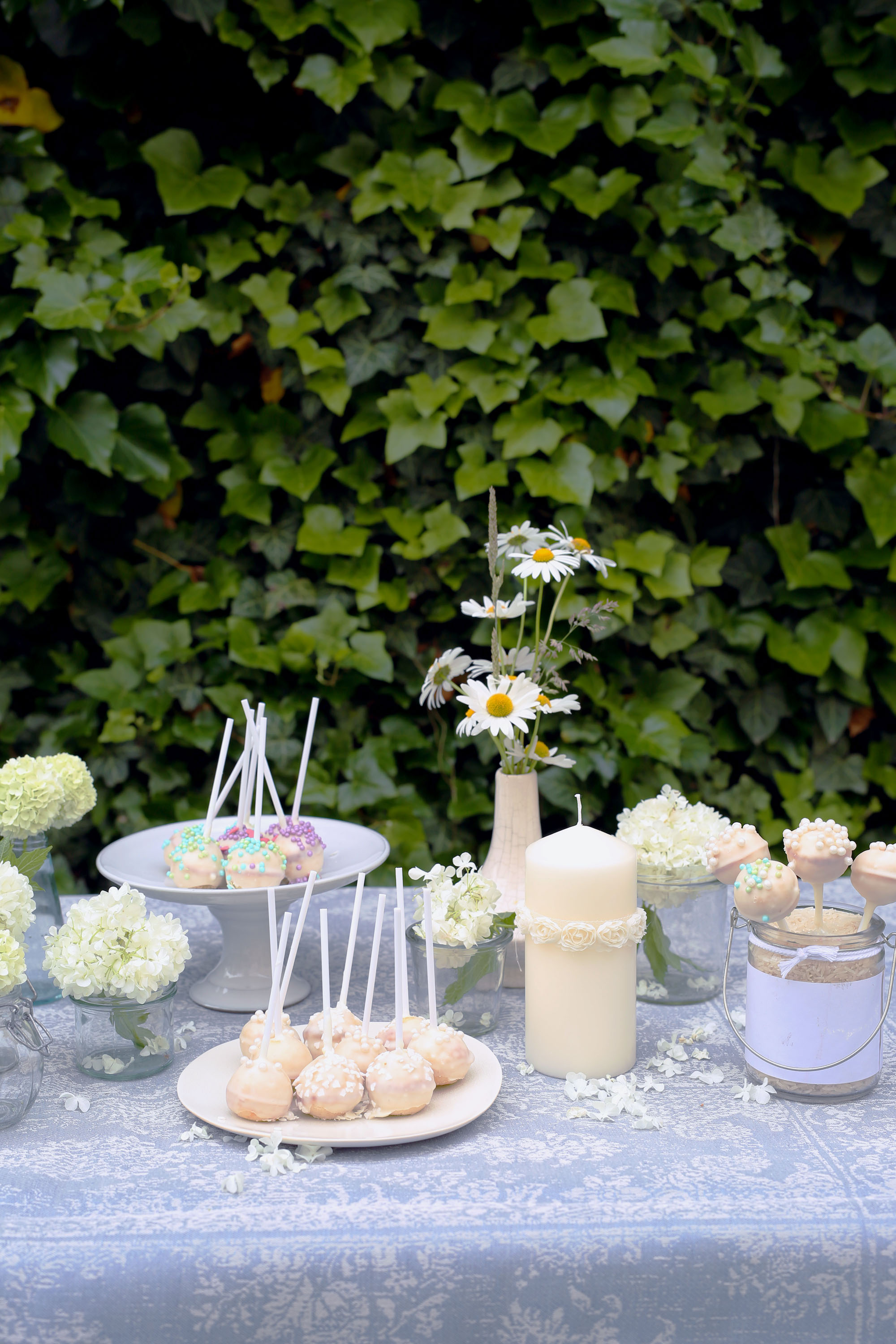 Bild zu Cakepops mit weißer Schokolade