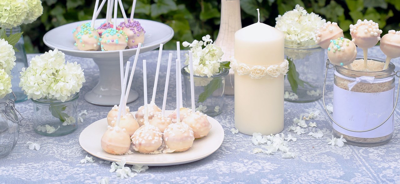 Bild zu Cakepops mit weißer Schokolade