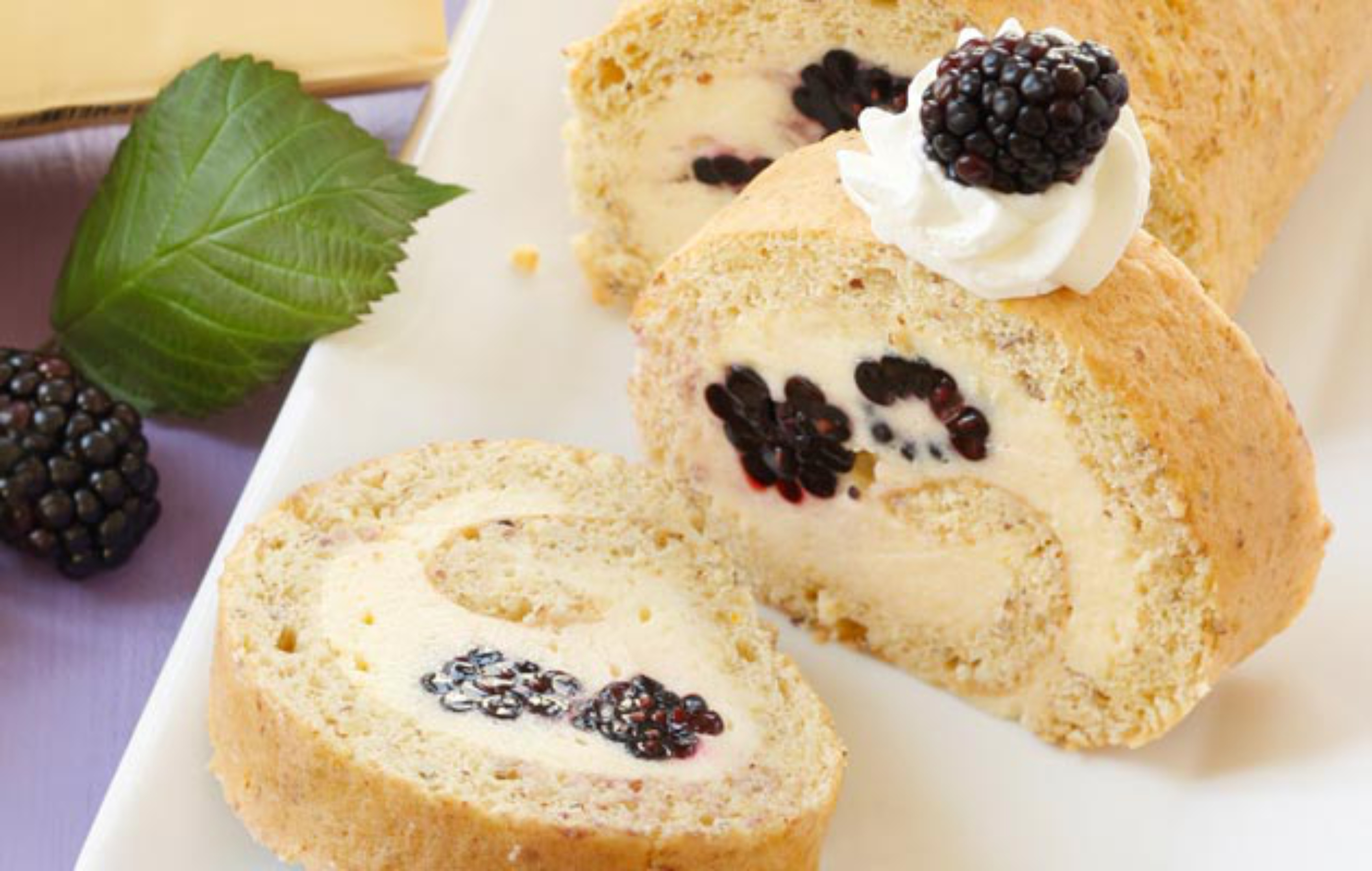 Bild zu Eierlikör-Brombeer-Roulade