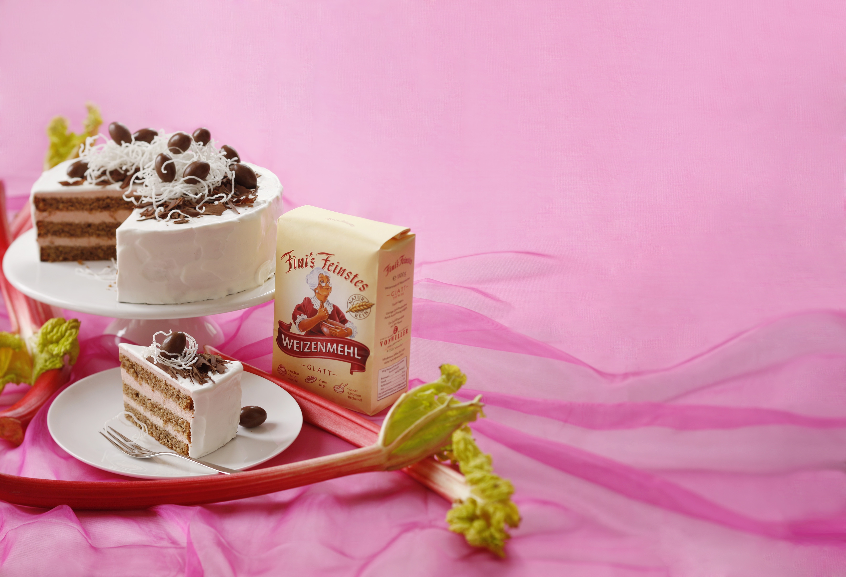 Bild zu Erdbeer-Rhabarber-Torte