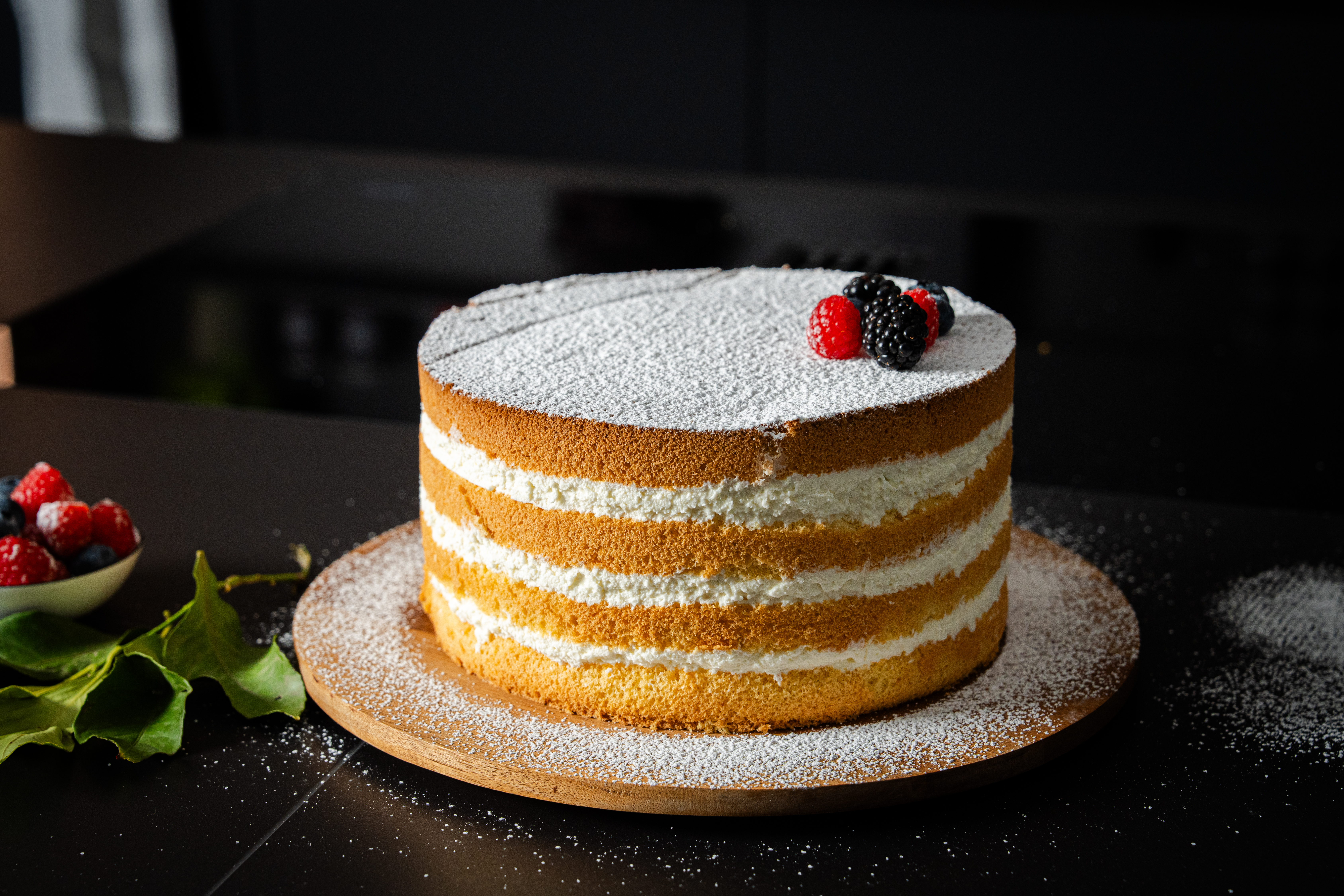 Bild zu feine Topfentorte mit Beeren