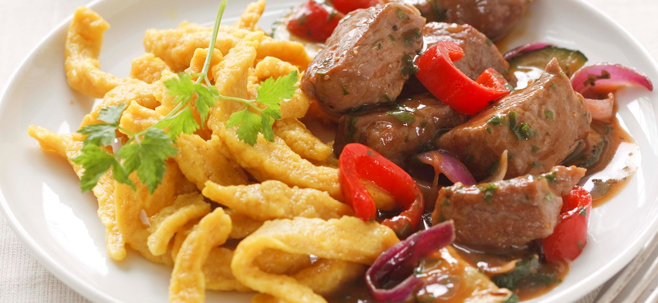 Bild zu Rindsragout mit Curcuma-Spätzle