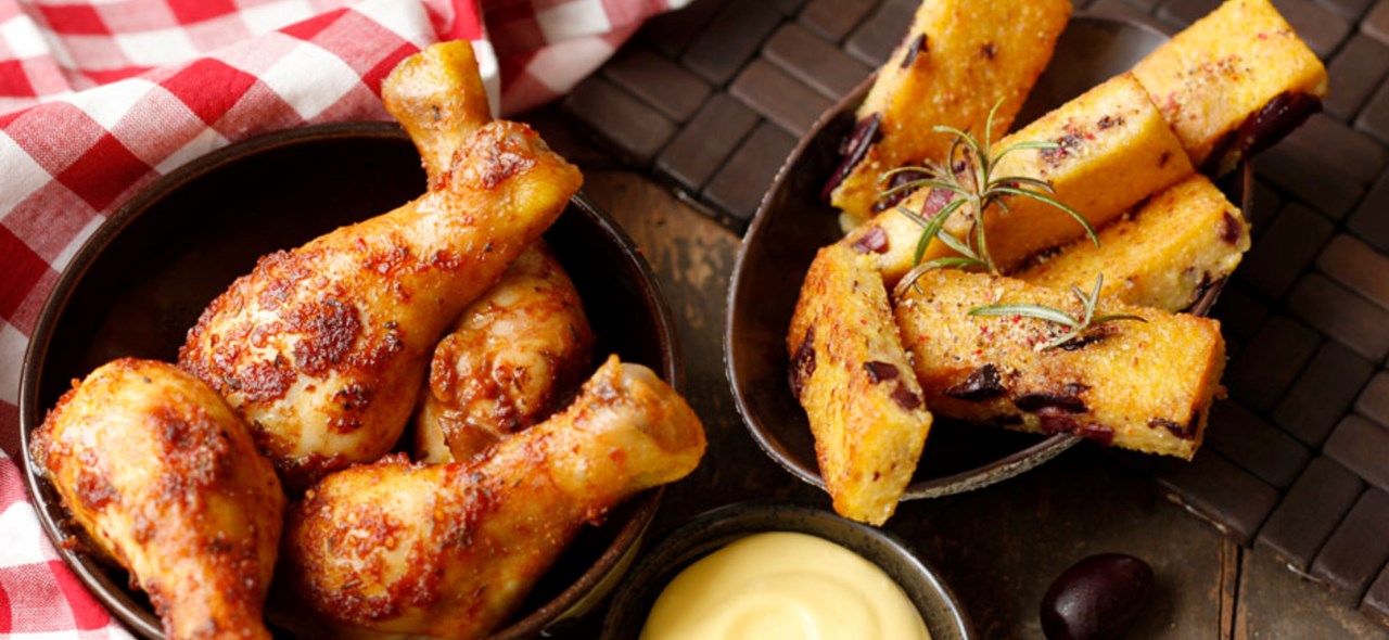 Gebratene Hühnerkeulen mit Oliven-Polentasticks