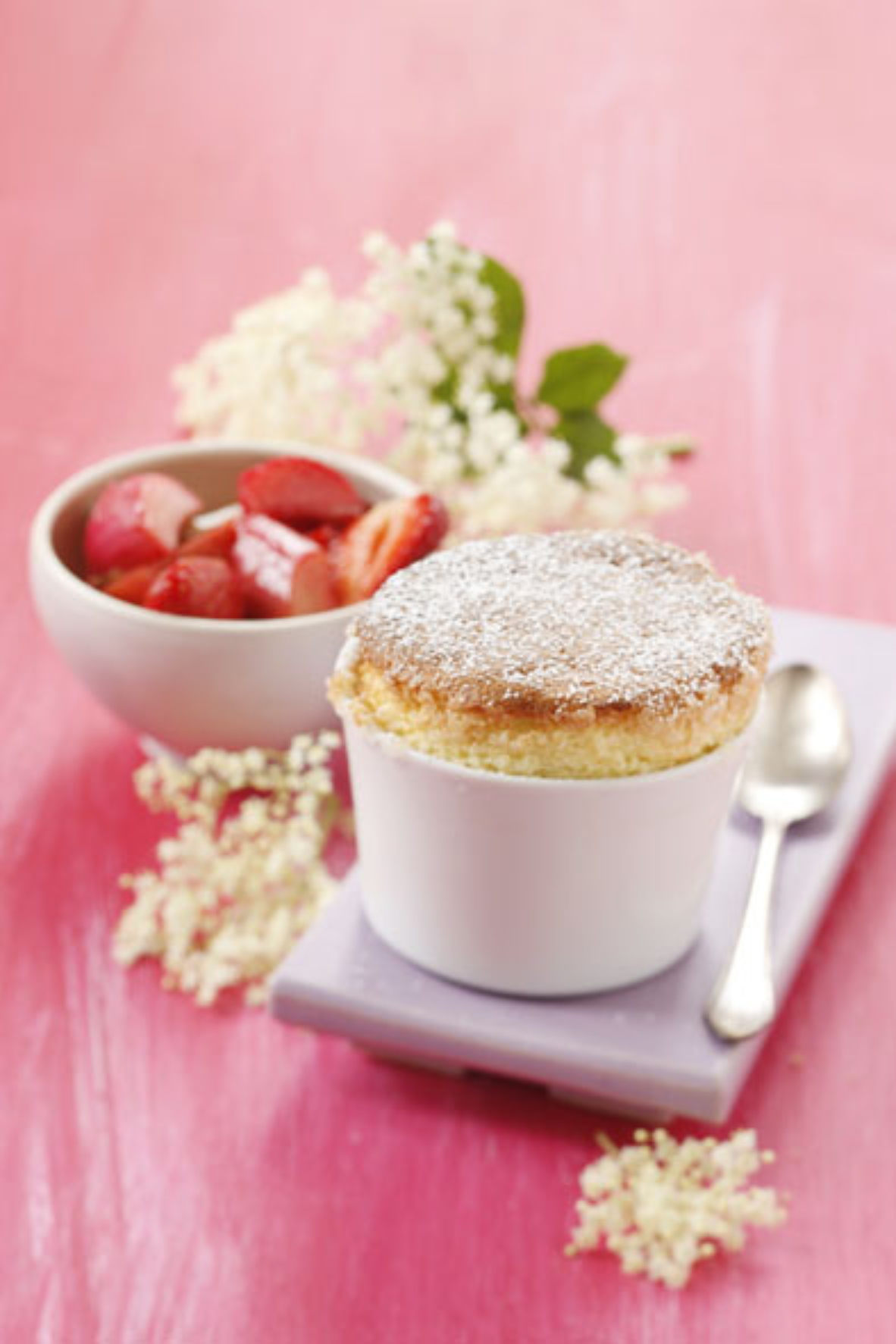 Bild zu Holunder-Grießsoufflé mit Rhabarberkompott