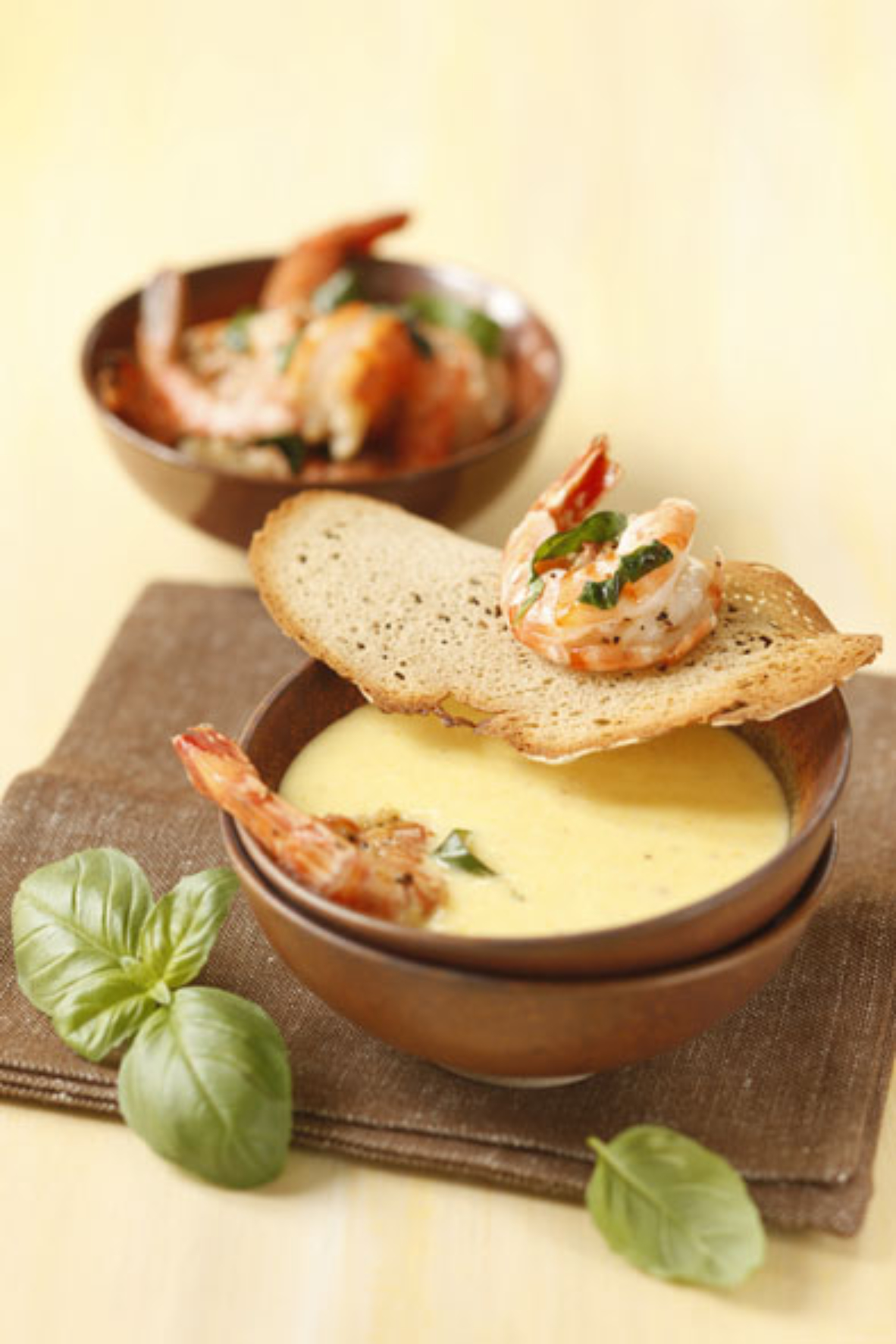 Bild zu Polentacremesuppe mit Basilikumgarnelen