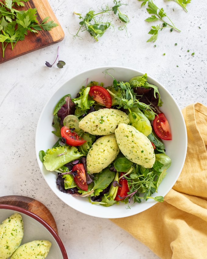 Bild zu Kräutergrießnockerl auf Salat