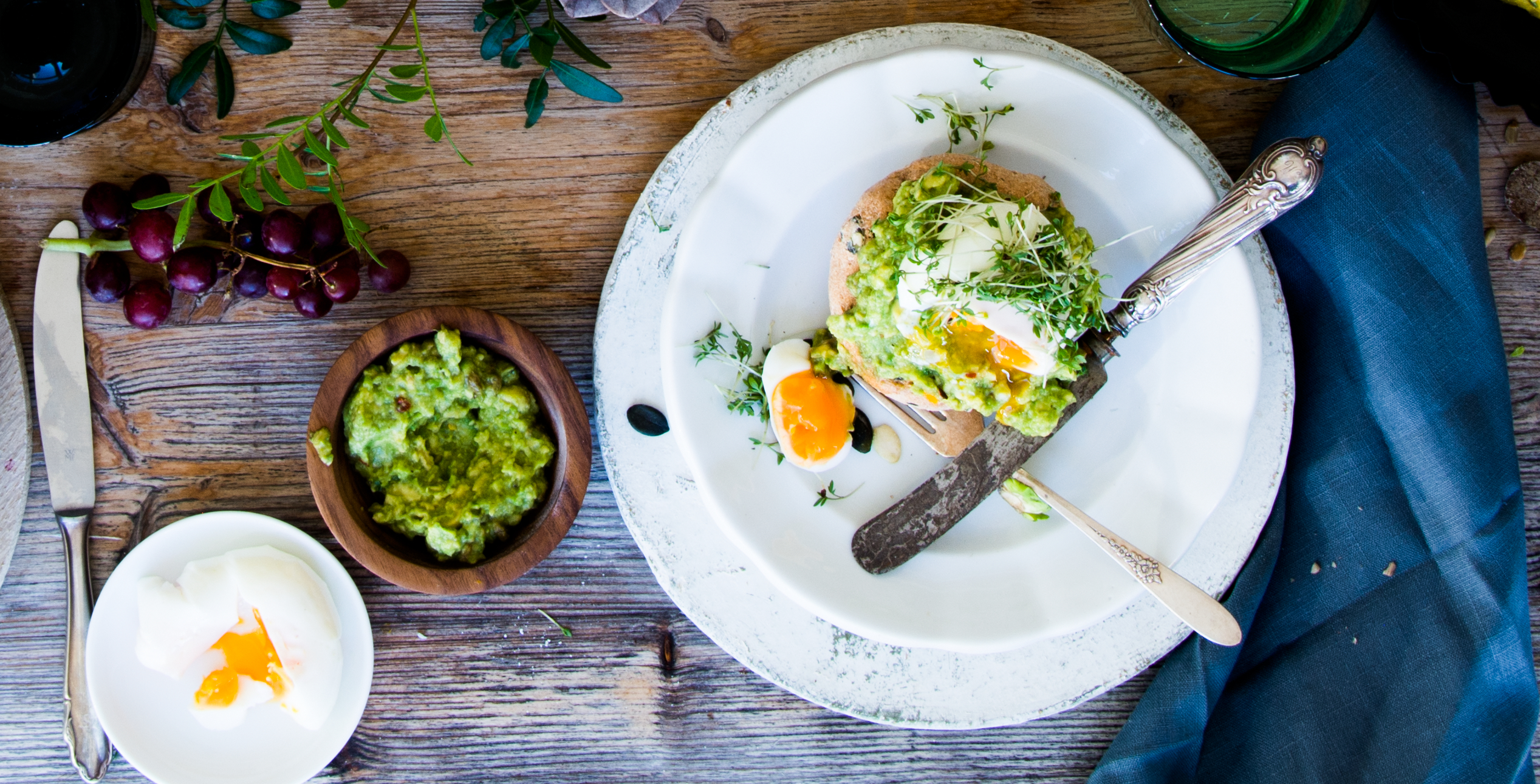 Bild zu Ruck-Zuck-Vollkorngebäck mit Guacamole und pochiertem Ei
