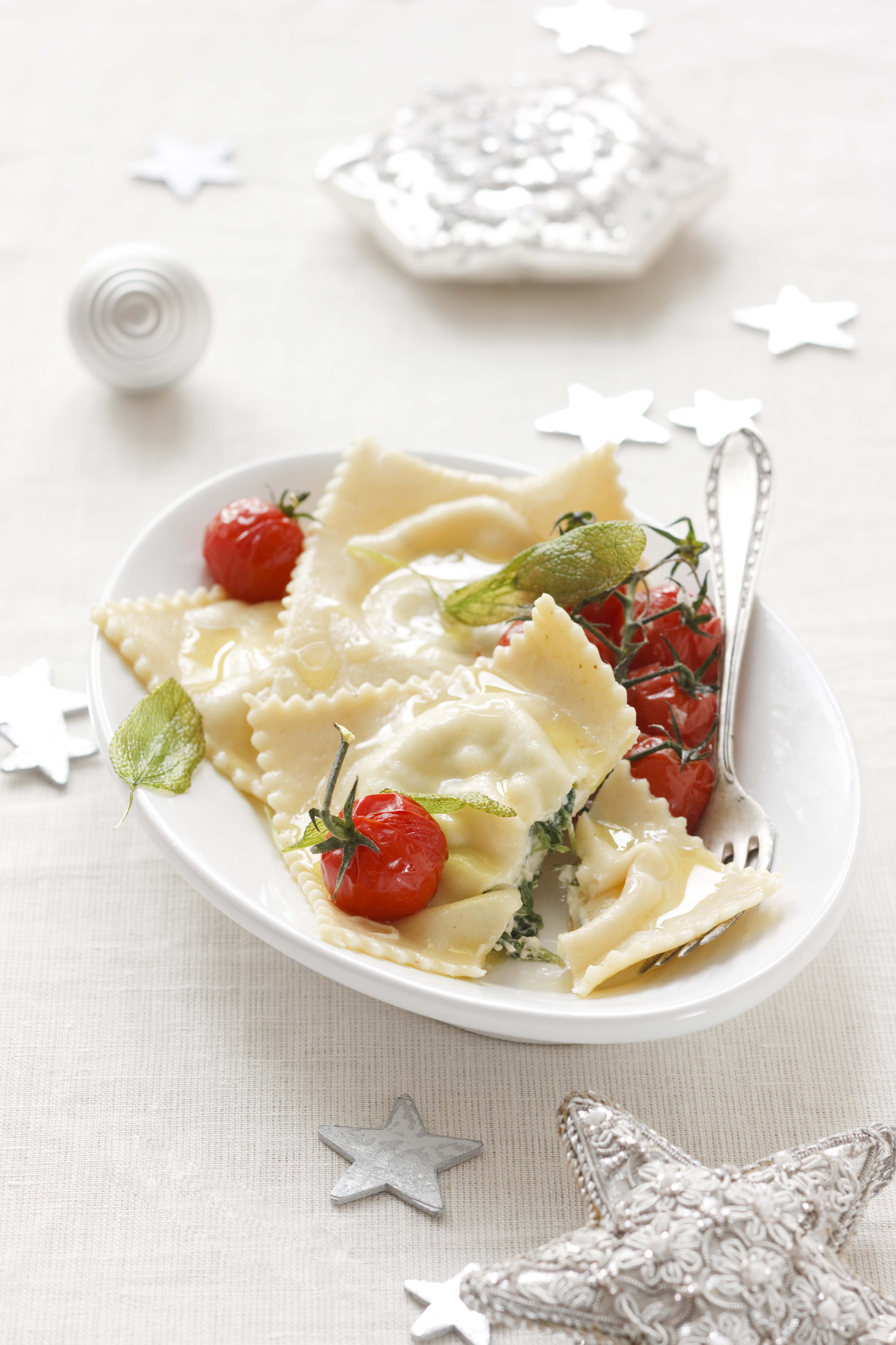 Bild zu Ravioli mit Rucola-Frischkäsefüllung und Salbeitomaten